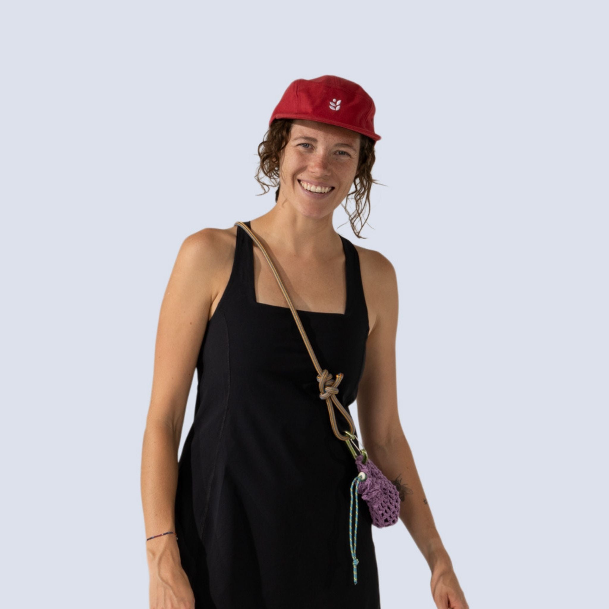 [Star Garnet] Woman wearing a black dress and red baseball cap 