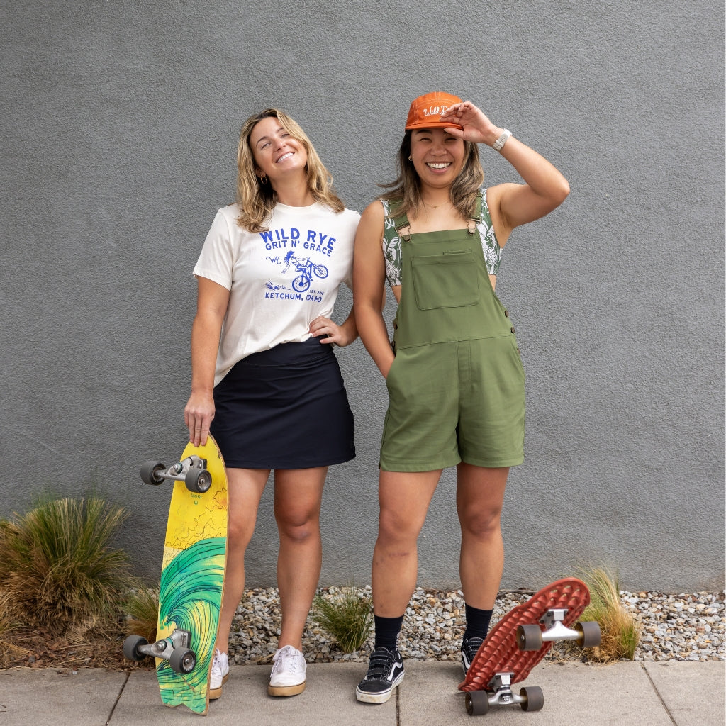 [Olive You] Women with skateboards wearing eeva short overalls