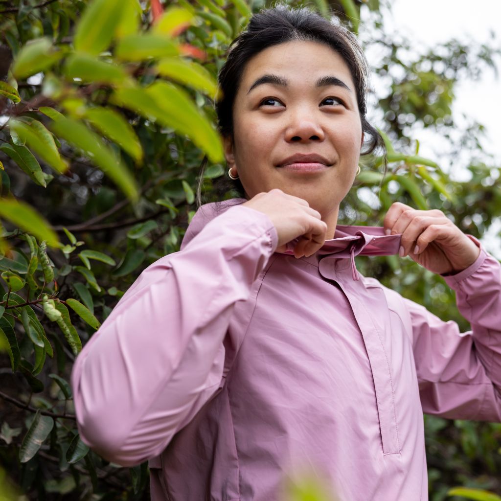 [Berry Blush] Woman wearing alden anorak in berry blush and pulling up hood