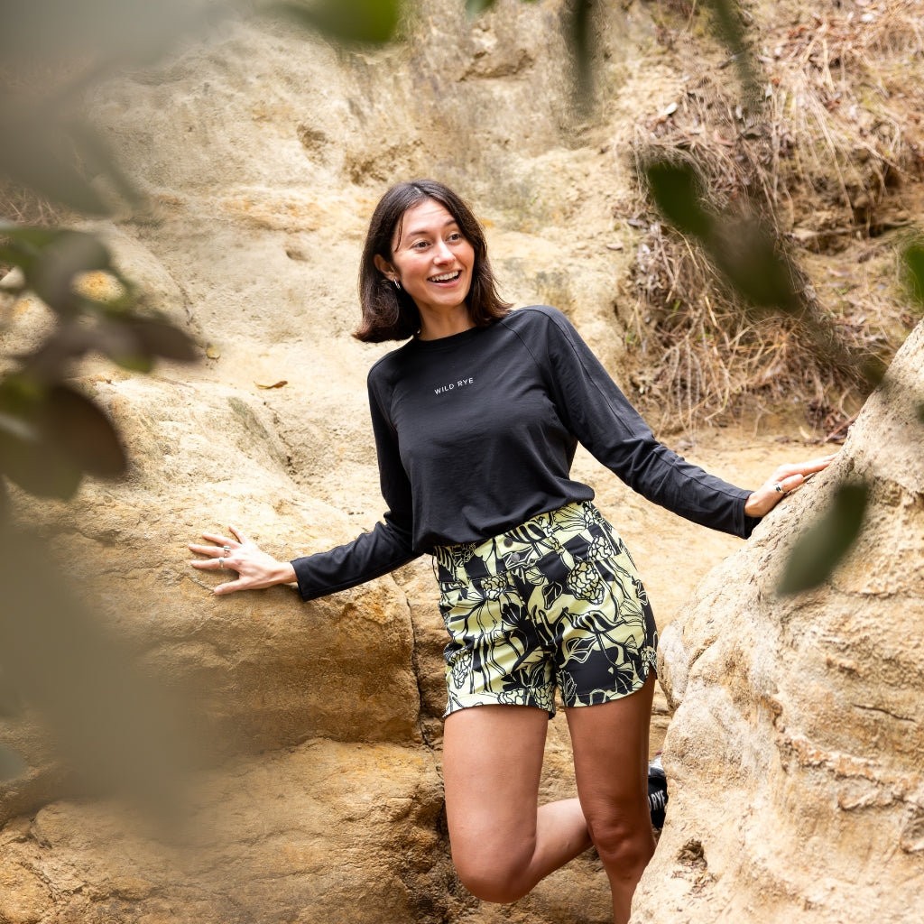 [True Black] Woman hiking in a canyon in black holly jersey