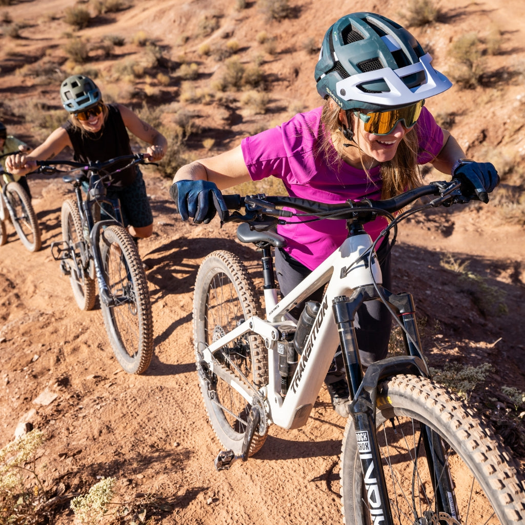 [Aster] Woman pushing mtb uphill