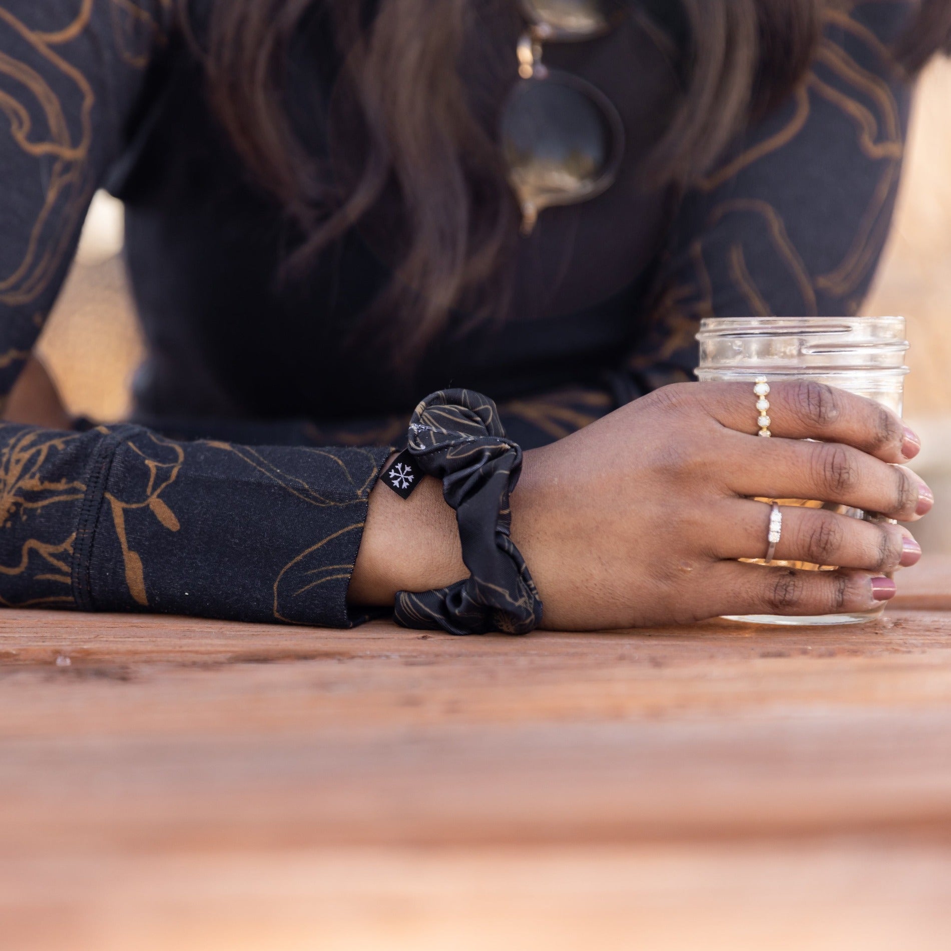  [Lily Black] Scrunchie for the outdoors