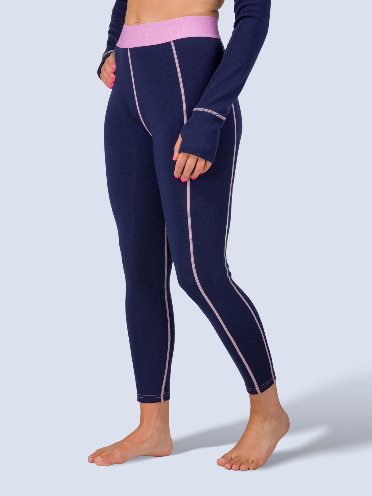[Abyss] Bassett Legging – close-up on model, front