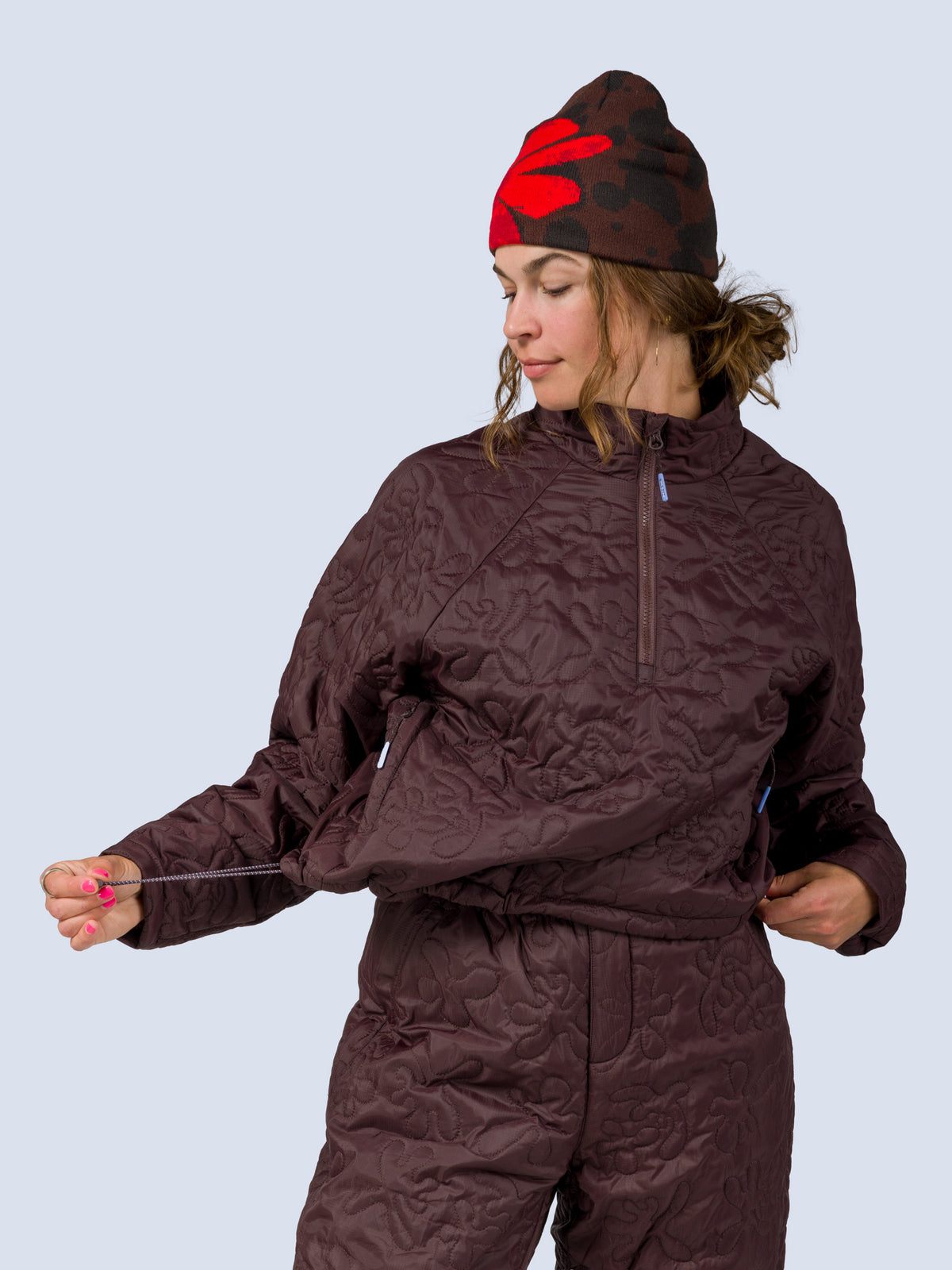 [Espresso Reef] Payette Pullover – model cinching the hem drawcord at the waist
