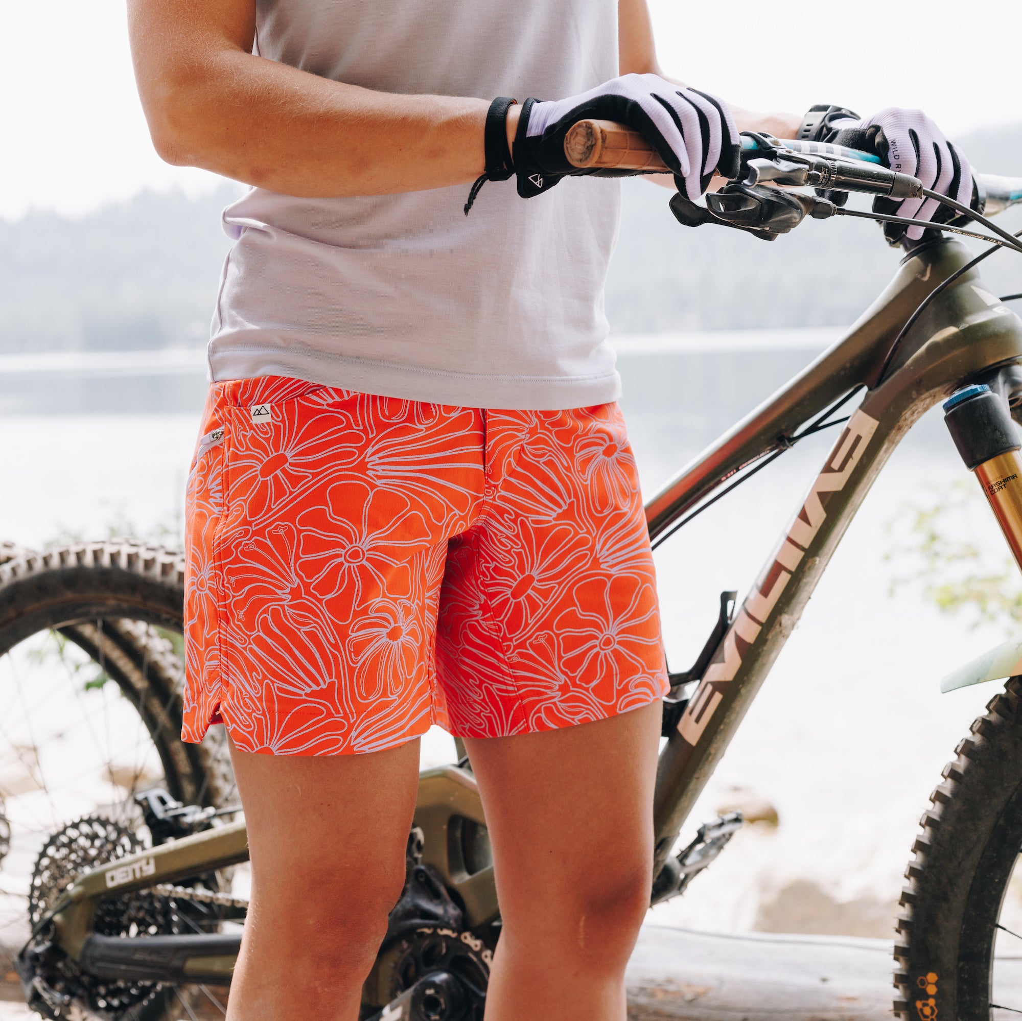 [Retro Riptide Strawberry] Woman standing with mountain bike