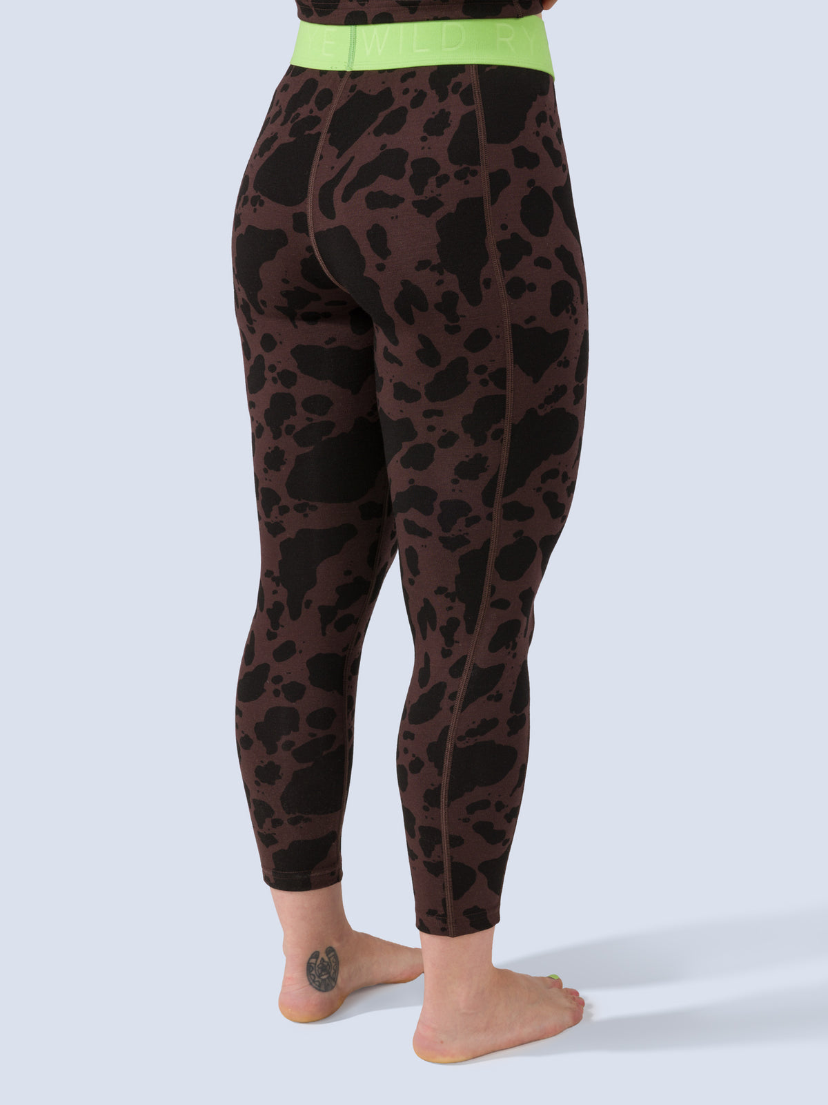 [Moo La La] Bassett Legging – close-up on model, back