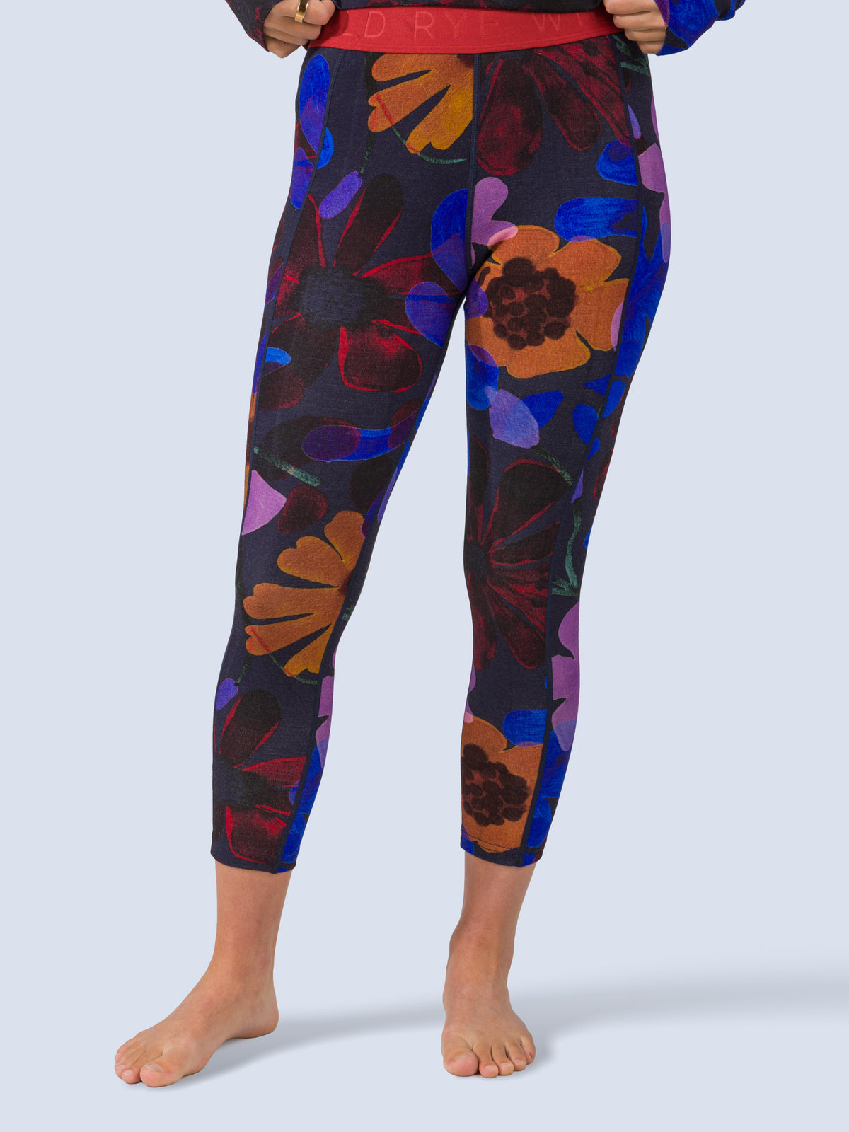 [Nightflora] Bassett Legging – close-up on model, front