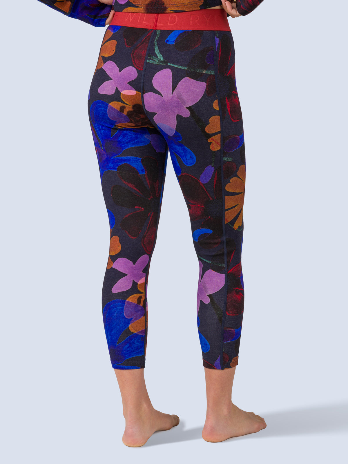 [Nightflora] Bassett Legging – close-up on model, back