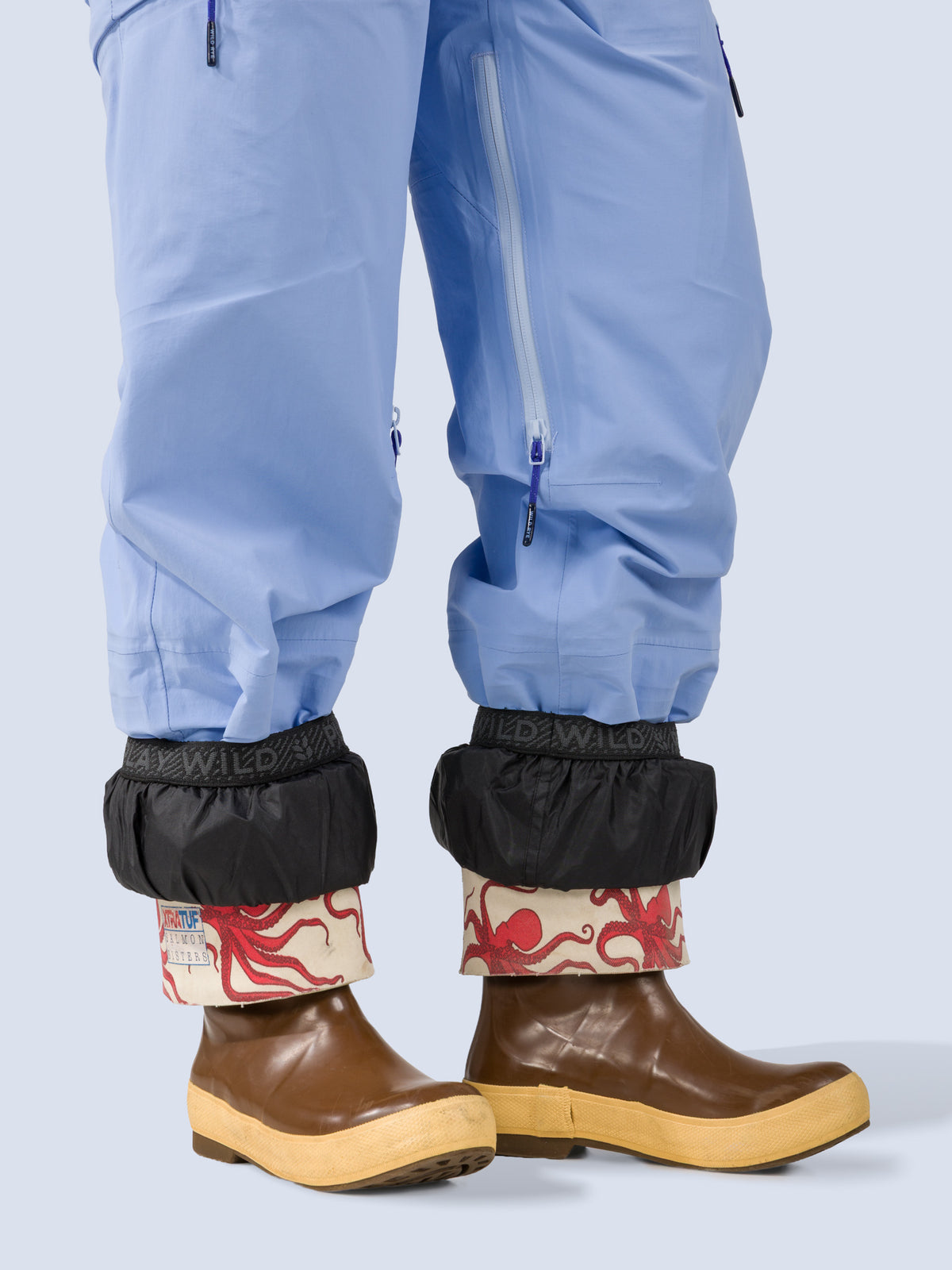 [Breeze] Butterfield 3L Pant in breeze light blue, internal snow gaiter over boots detail