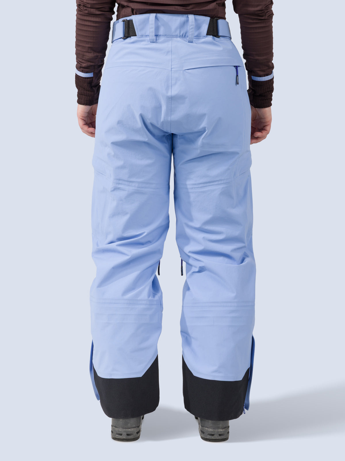 [Breeze] Butterfield 3L Pant in breeze light blue, on model back crop view
