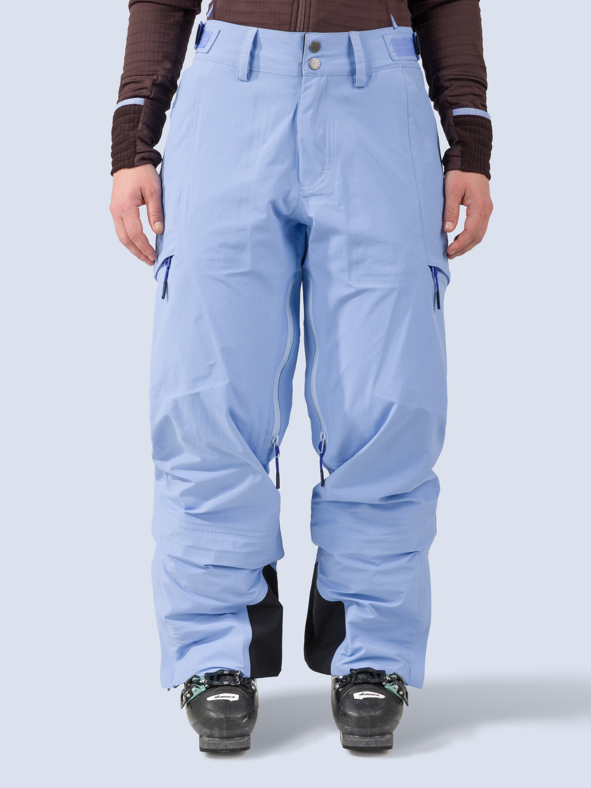 [Breeze] Butterfield 3L Pant in breeze light blue, on model front crop view