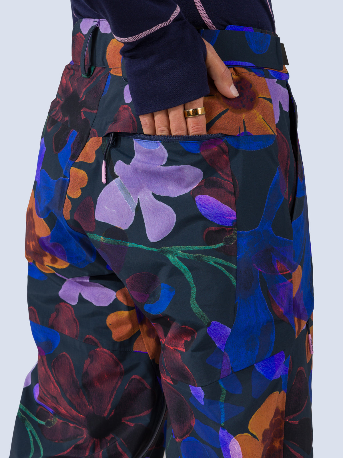 [Nightflora] Butterfield 3L Pant in nightflora floral print, back zip pocket detail