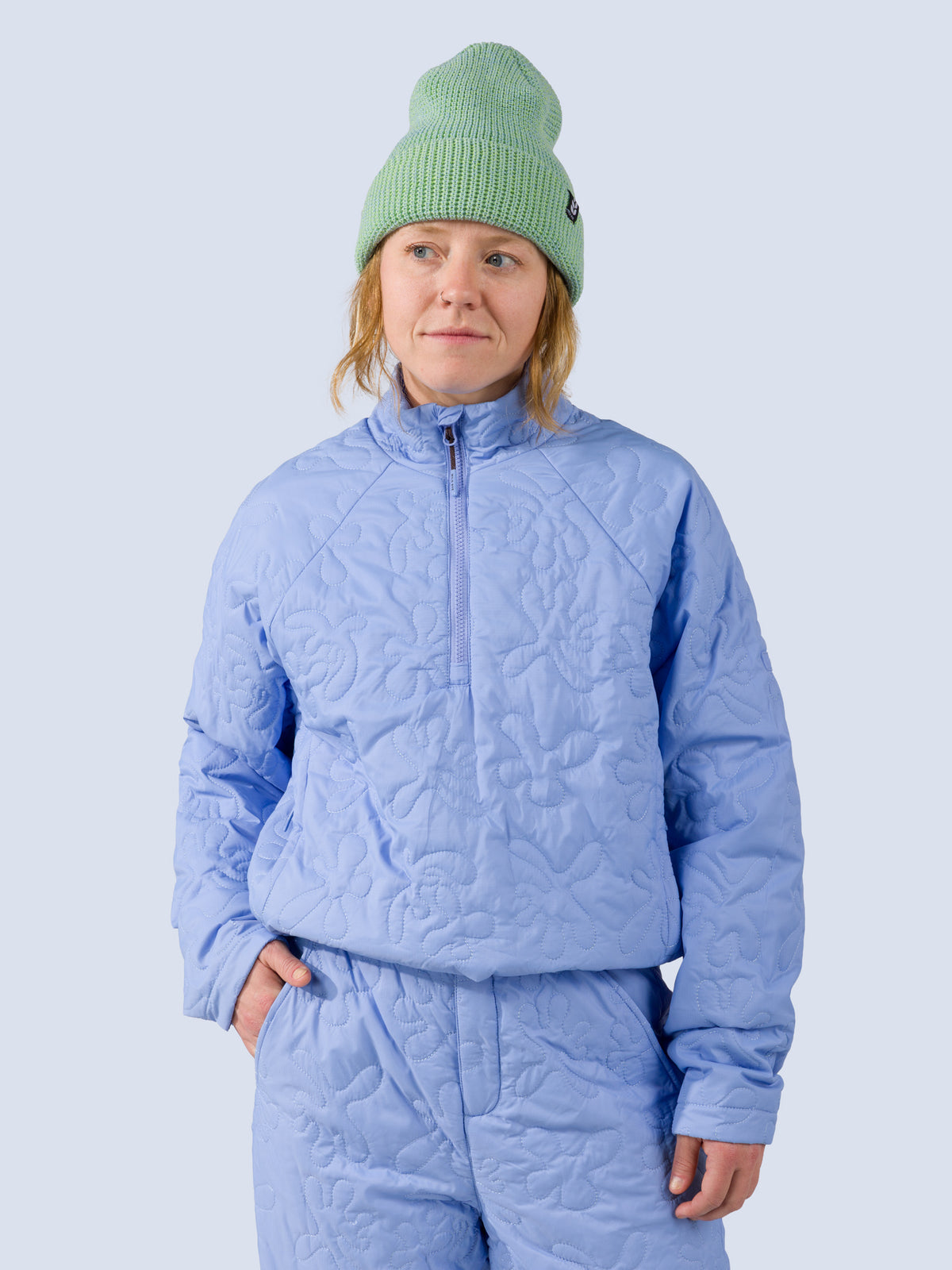 [Breeze Reef] Payette Pullover – model wearing the pullover and matching pants, hand in pocket, front view