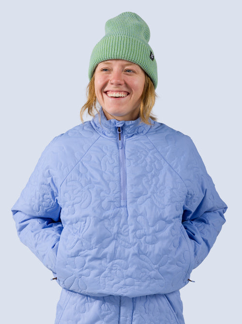 [Breeze Reef] Payette Pullover – close-up of model smiling, hands in the hand-warmer pockets