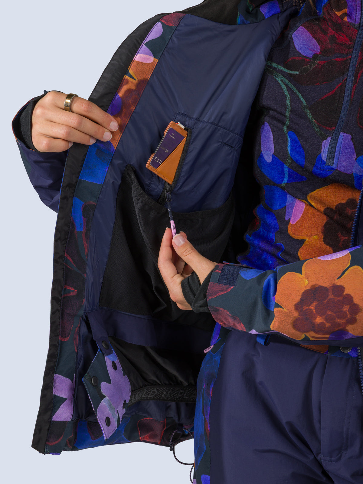 [Nightflora] Roundhouse 2L Insulated Jacket in nightflora floral print, interior zip pocket detail