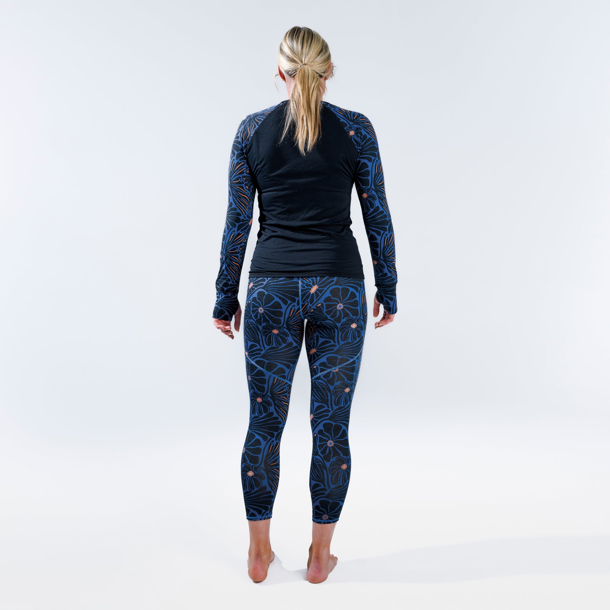 [Retro Riptide Bluebell] Floral printed baselayer legging full body back view