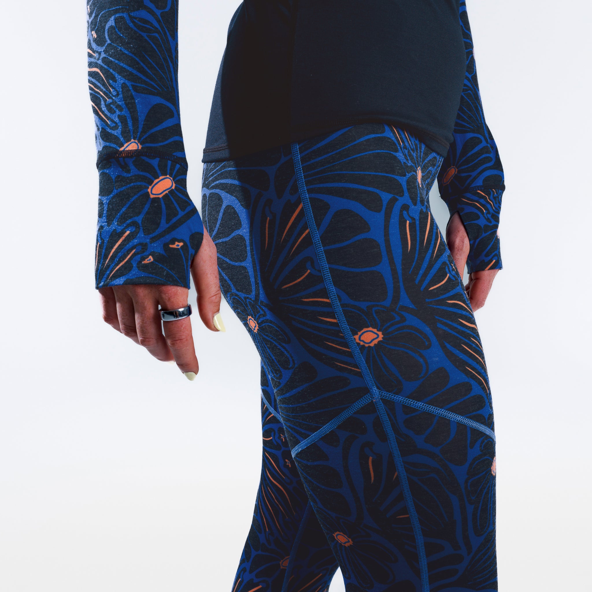 [Retro Riptide Bluebell] Black floral printed Lightweight baselayer top thumbhole detail