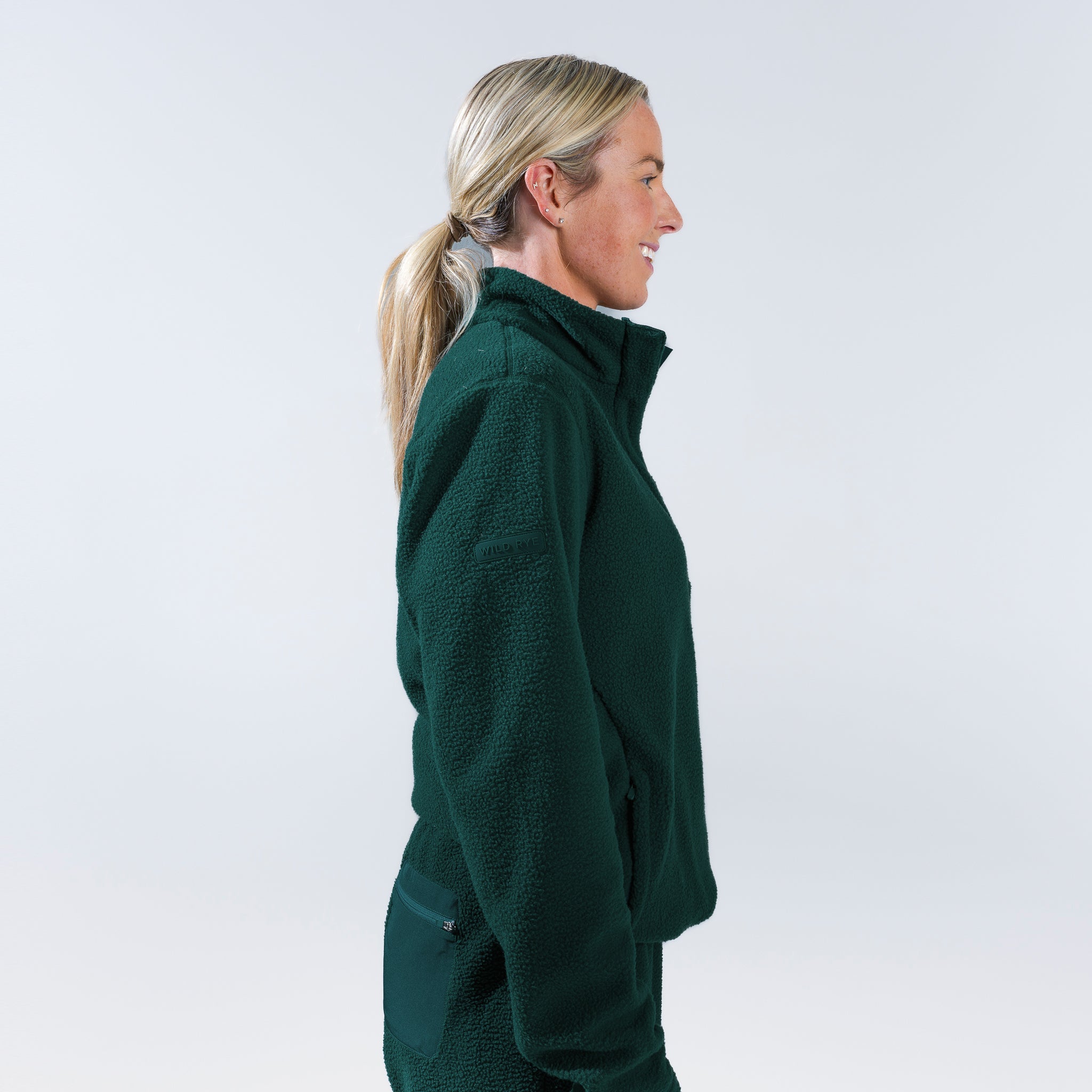 [Pine] Pine green fleece pullover arm logo detail