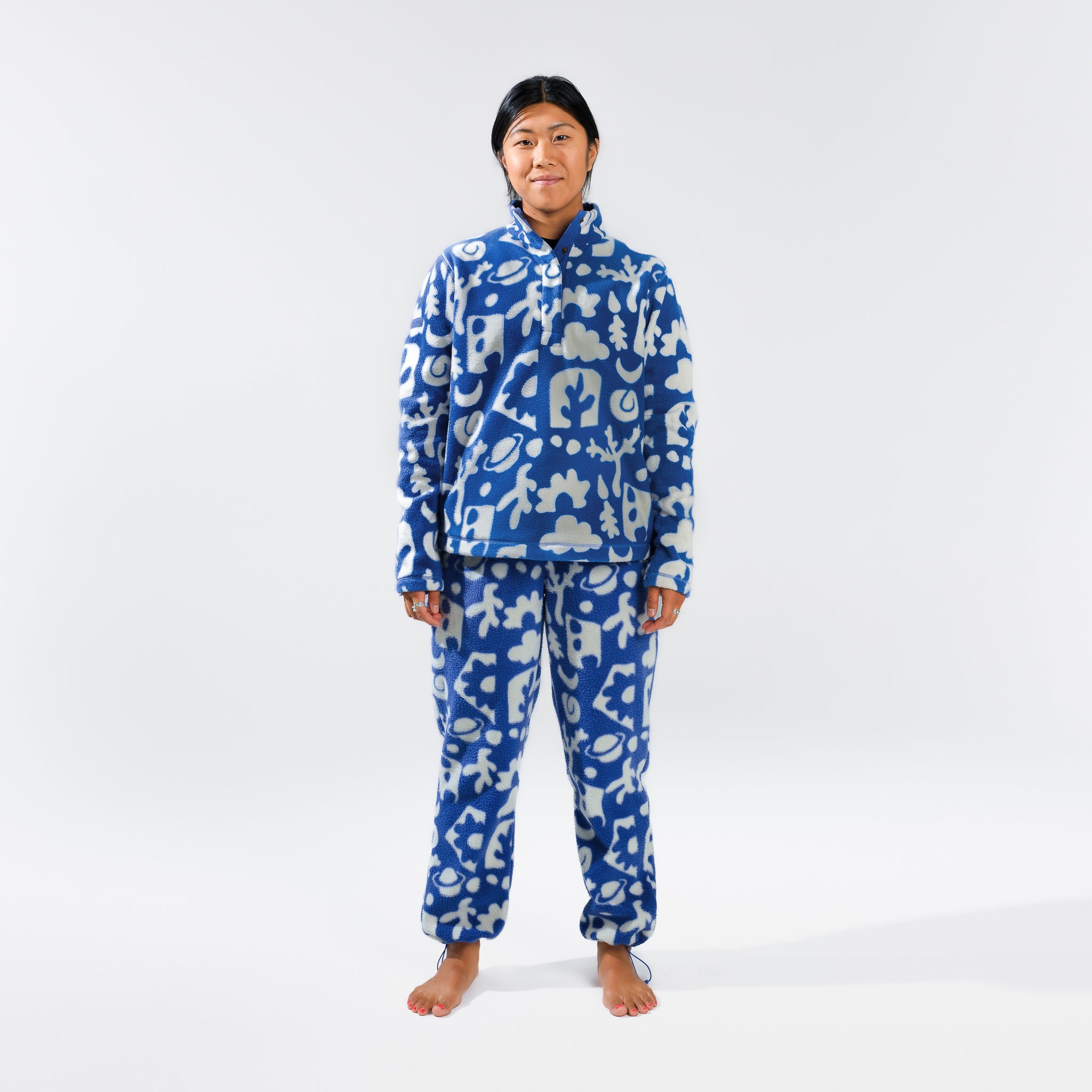 [outer reef] Blue printed fleece jogger front full body