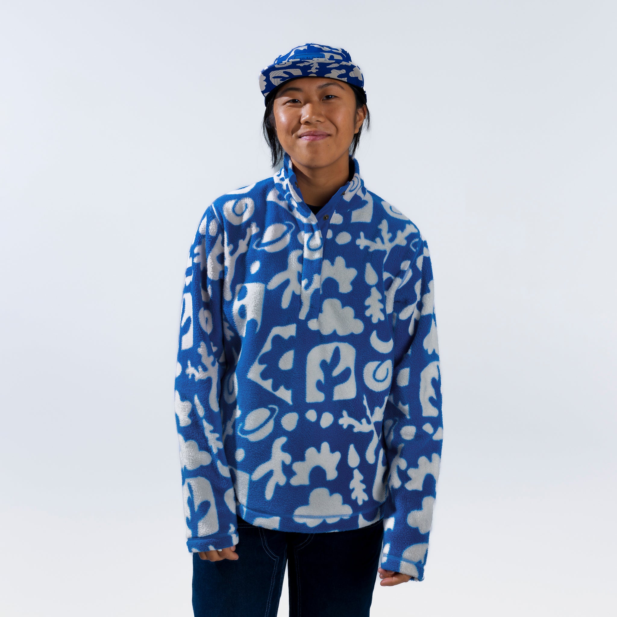 [Outer Reef] Blue printed fleece pullover front crop view