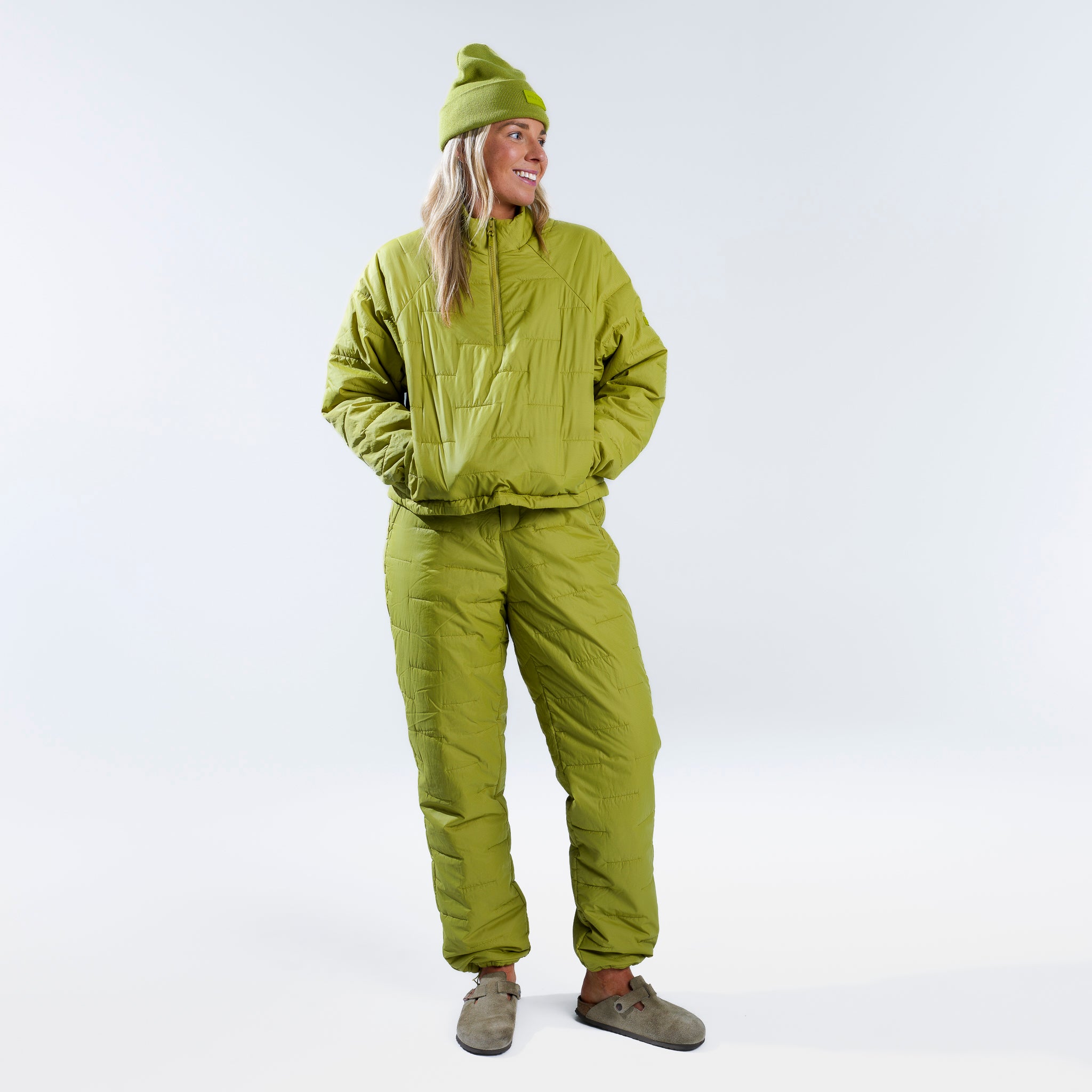 [Caper] Green insulated pullover front full body