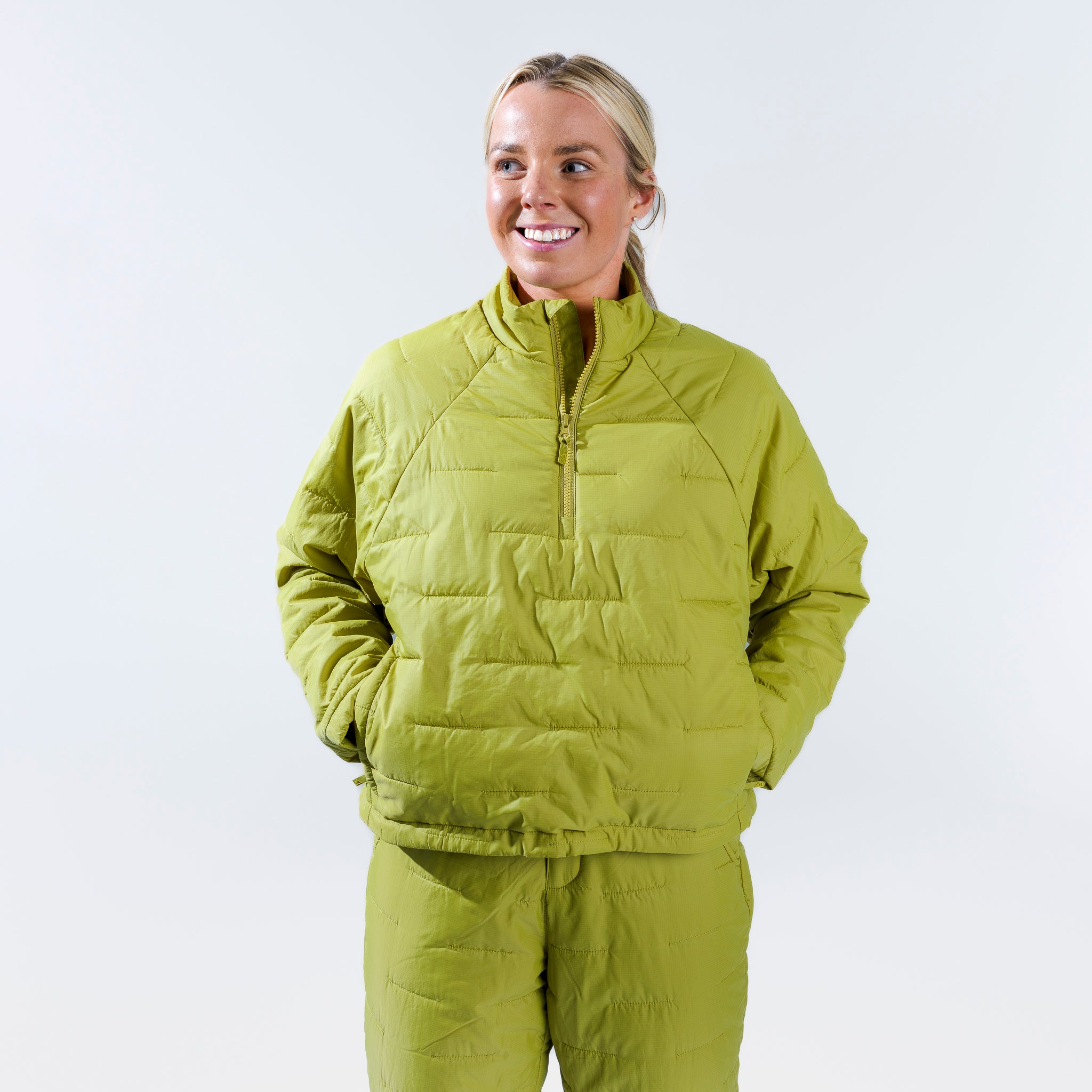 [Caper] Green insulated pullover front crop view with hands in poclets