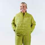 [Caper] Green insulated pullover front crop view with hands in poclets