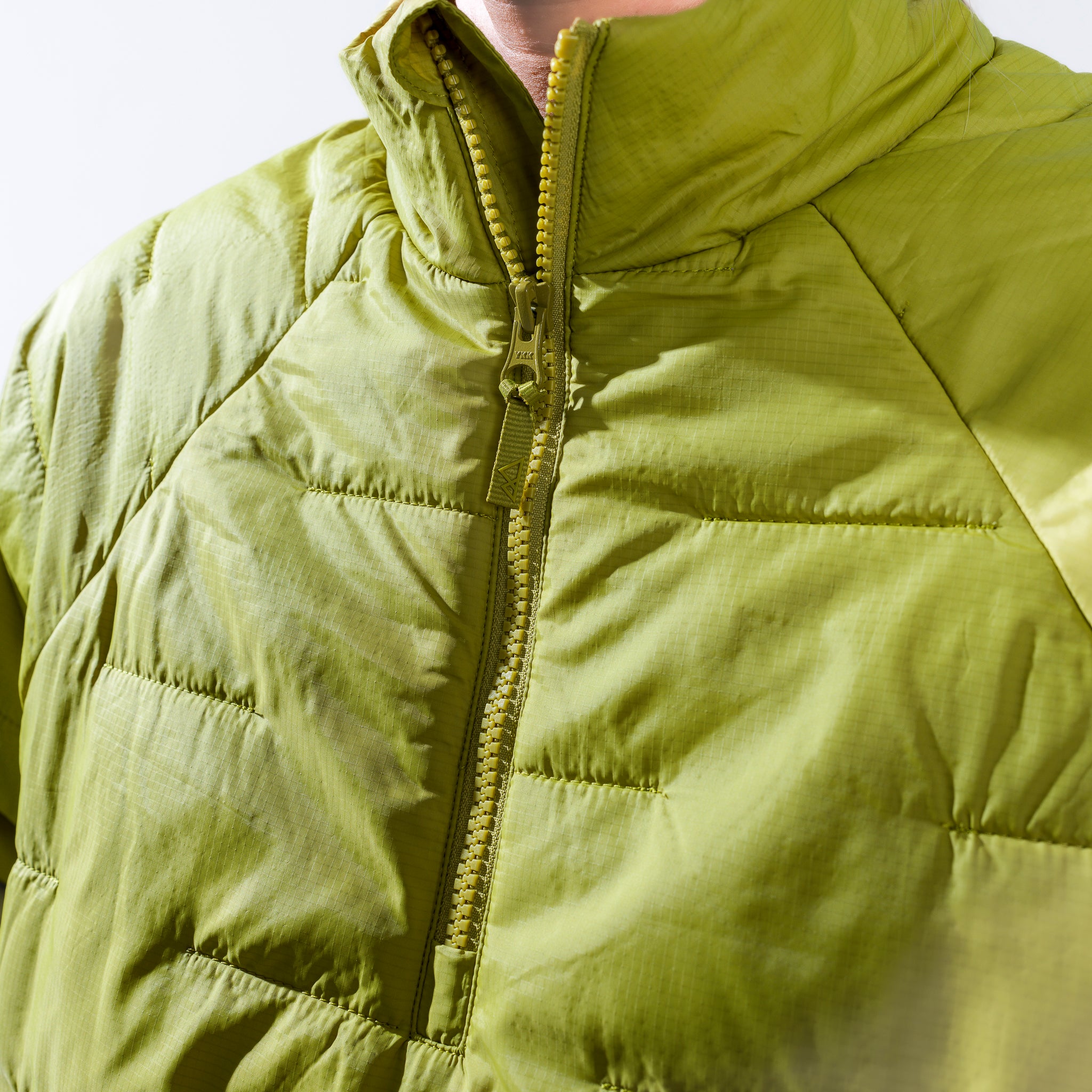 [Caper] Green insulated pullover zipper pull detail