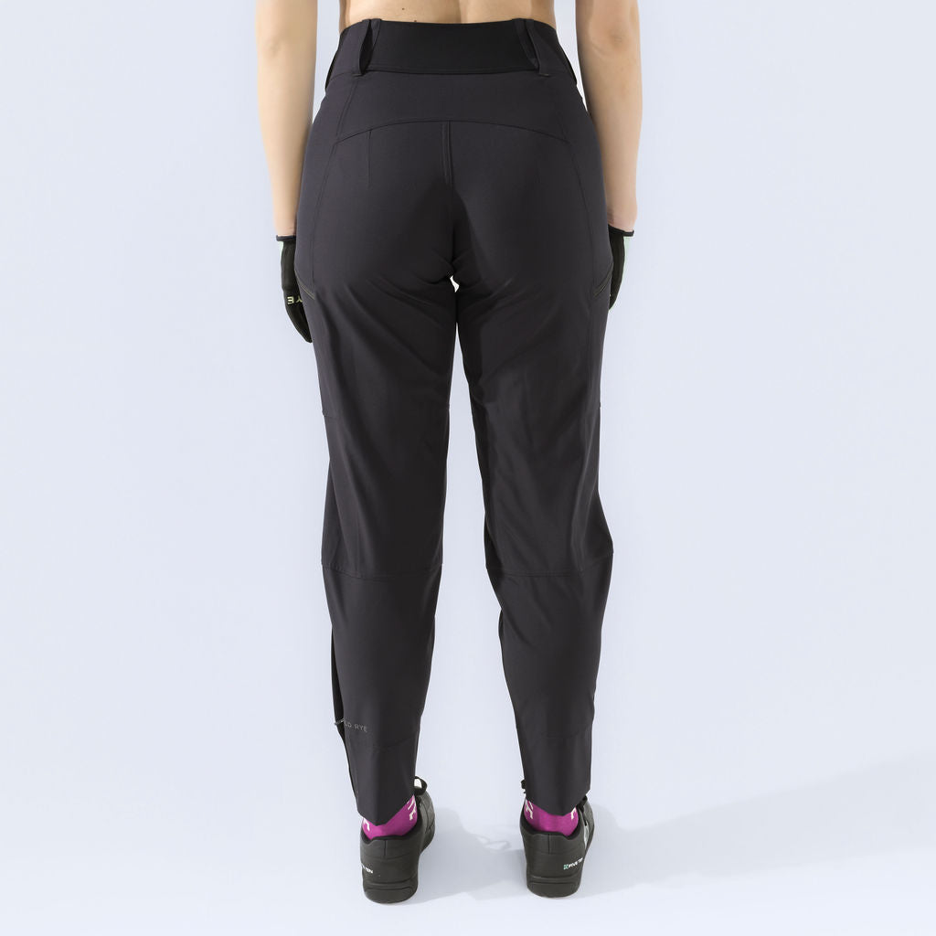 [Black] Regan Bike Pant black back crop view