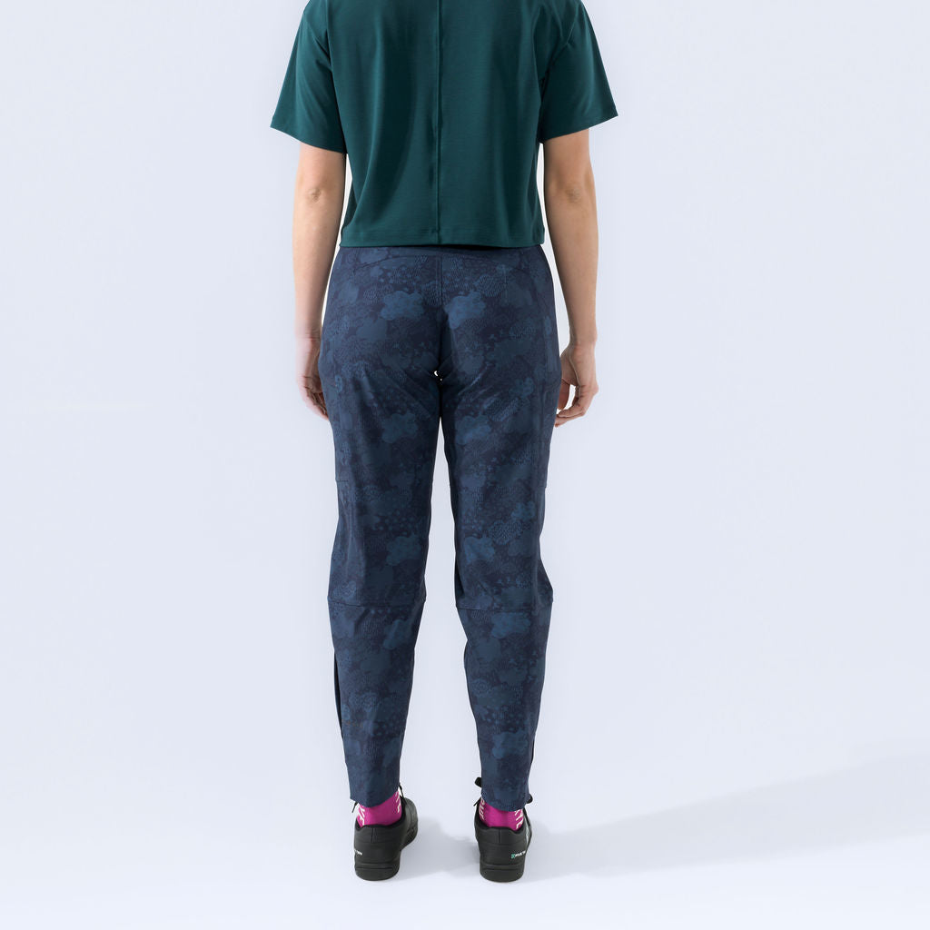 [Cloud Camo] Regan Bike Pant Cloud Camo back crop