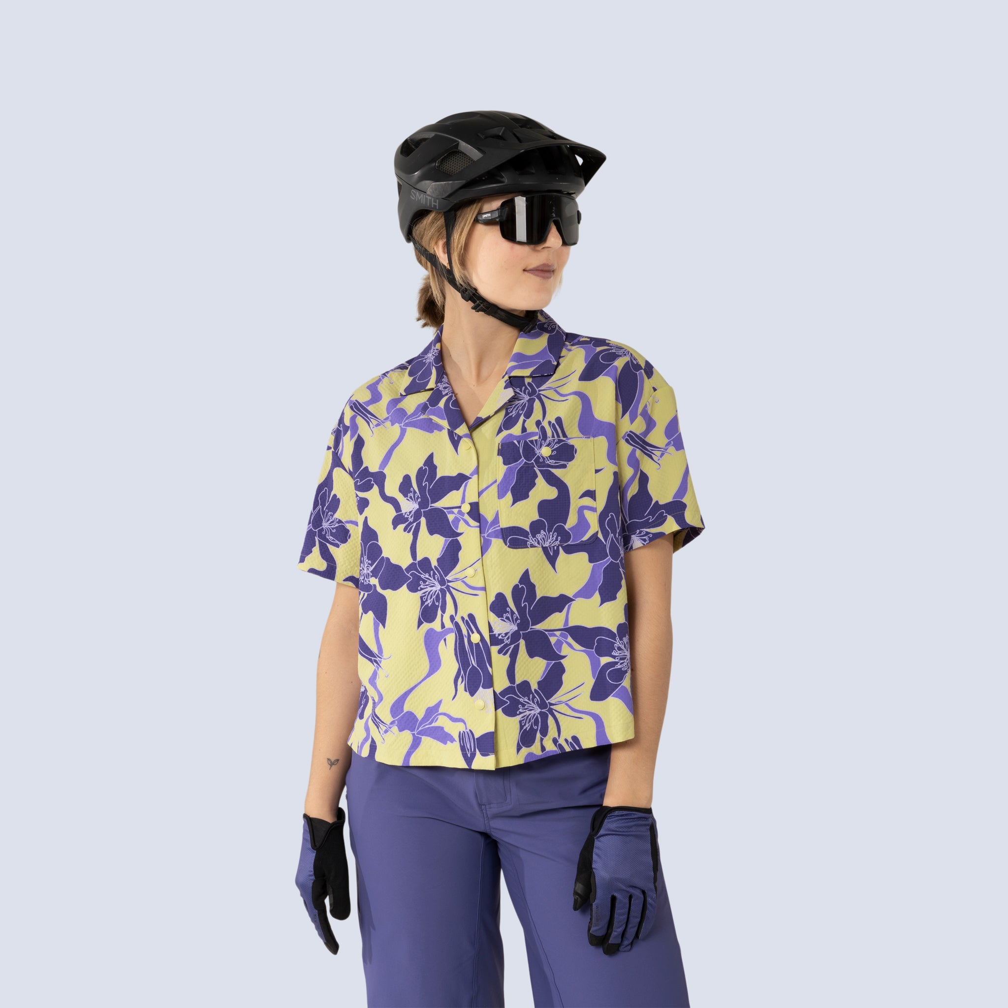 [Gecko Aquila Bloom] Lil Party shirt Gecko Aquila Bloom on model front crop view