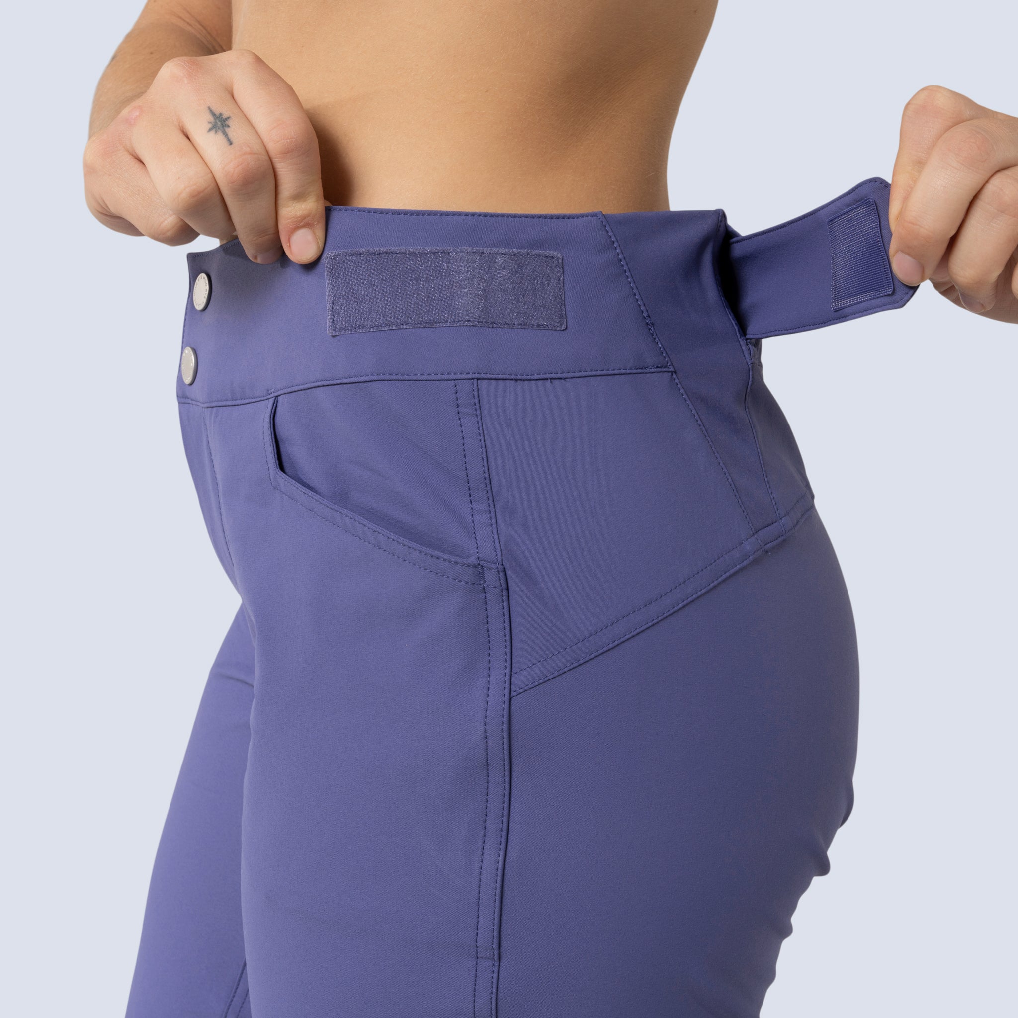 [Storm] Frankie 14.75" Short in storm, waist adjustment detail