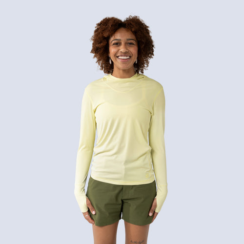 [Butter] Sawyer sunshirt butter yellow on model front crop view