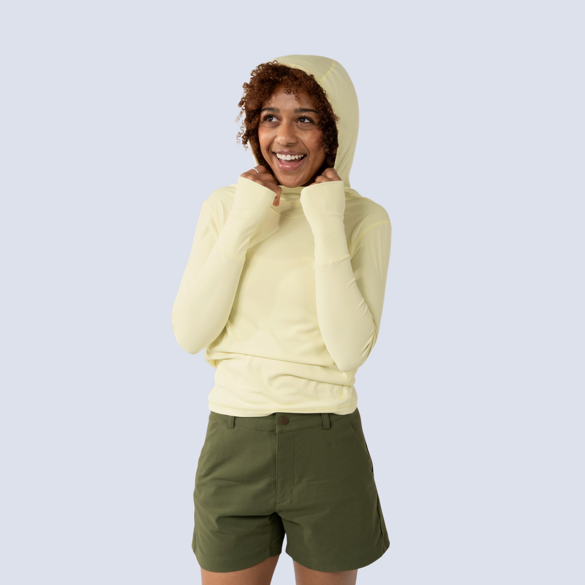 [Butter] Sawyer sunshirt butter yellow on model with hood up