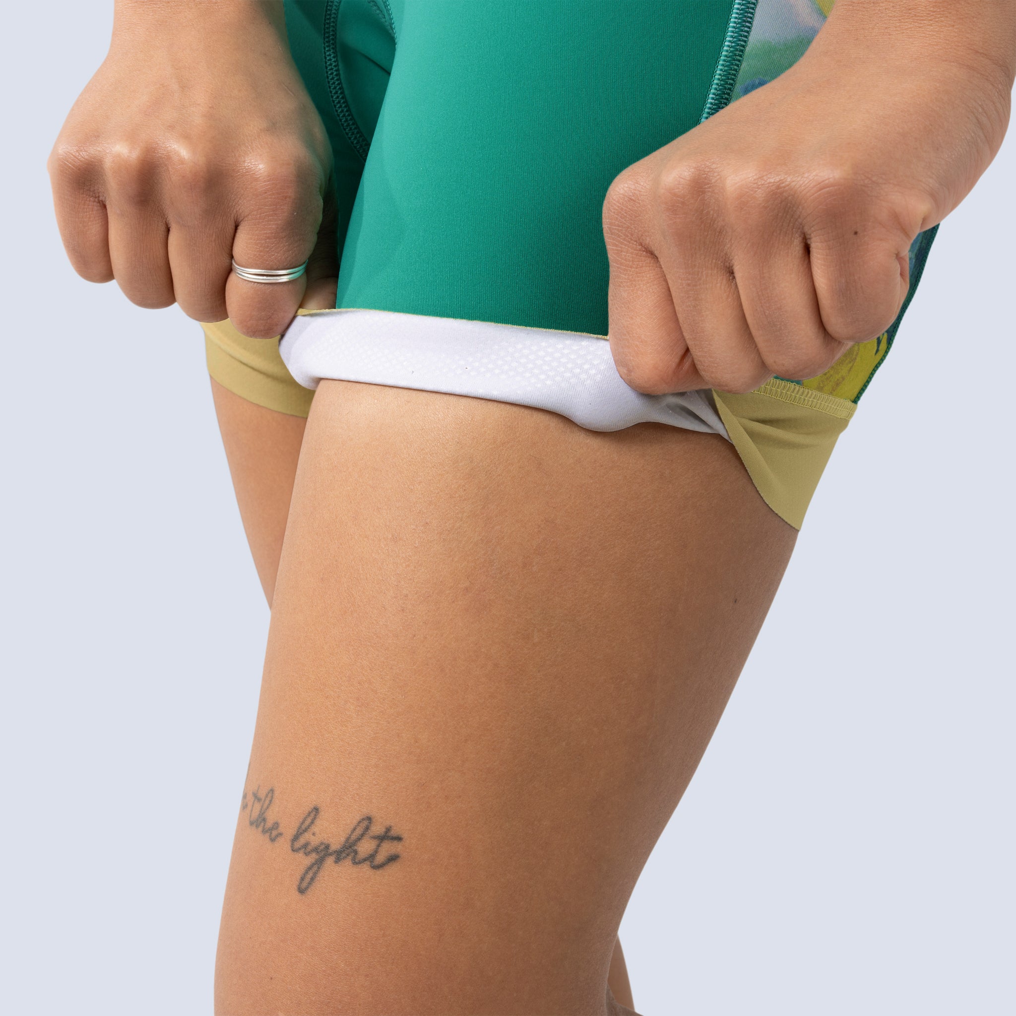 [Marble Blocked] Eleanor Chammy in marble blocked, silicone leg grips