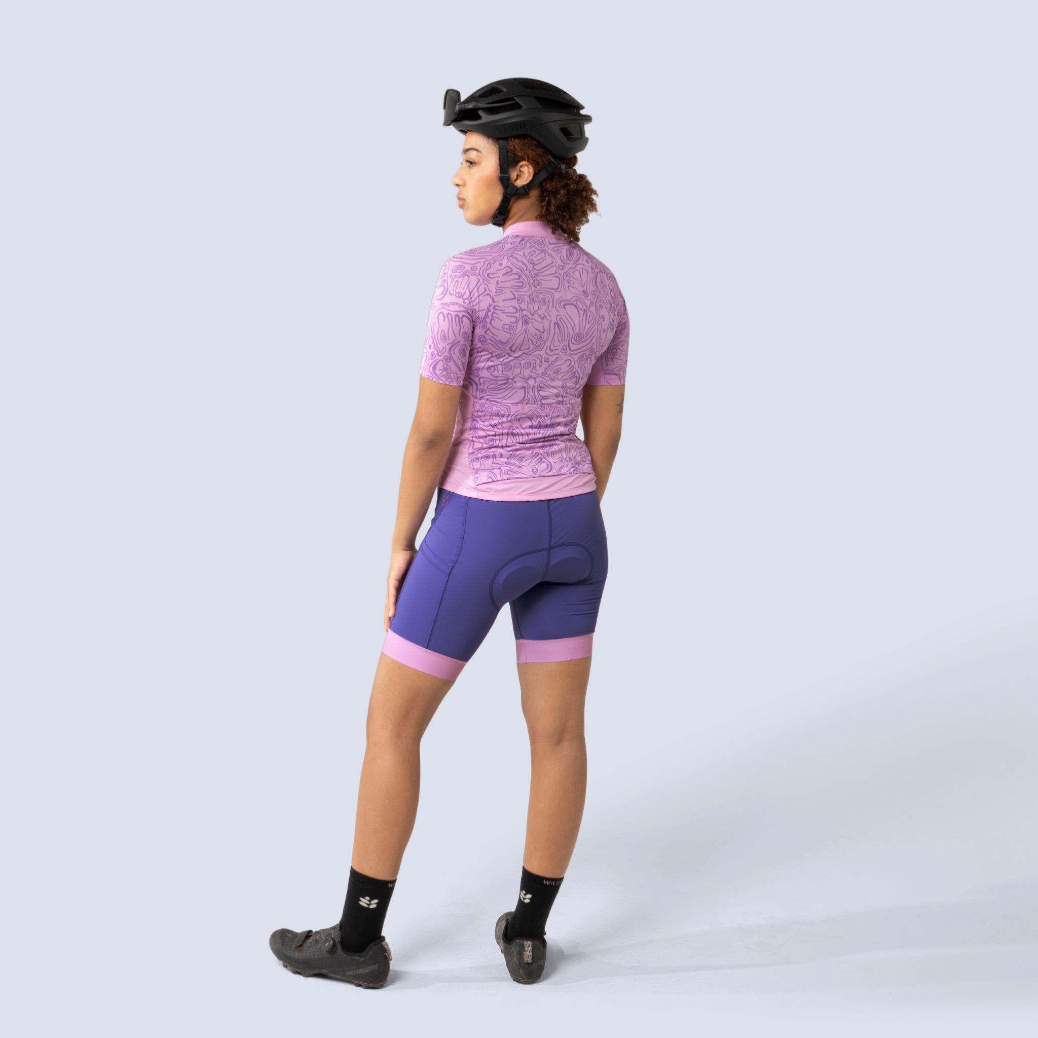 [Iris Blocked] Alyssa Chammy bike shorts in iris blocked color, on model back full body view