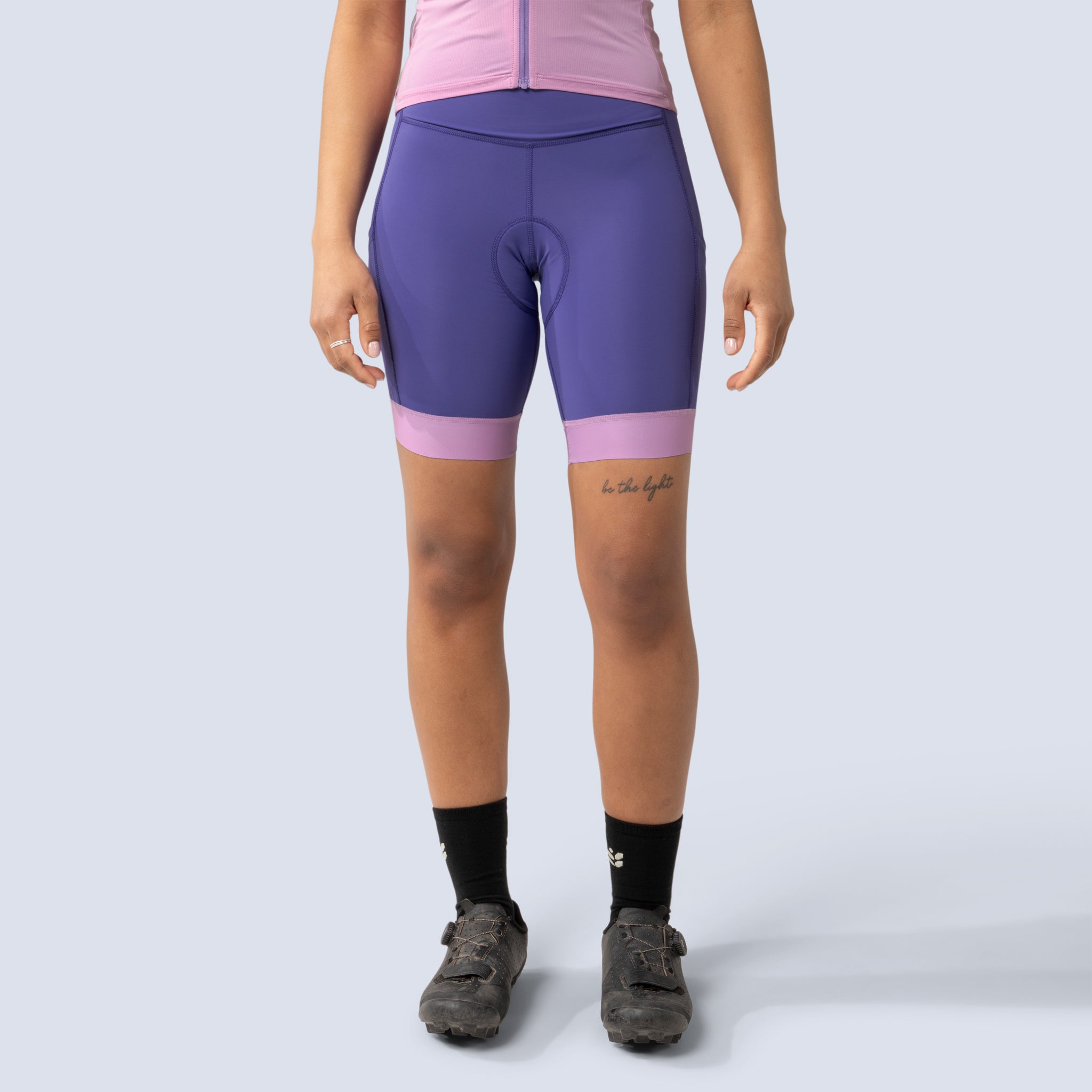 [Iris Blocked] Alyssa Chammy bike shorts in iris blocked color, on model front crop view