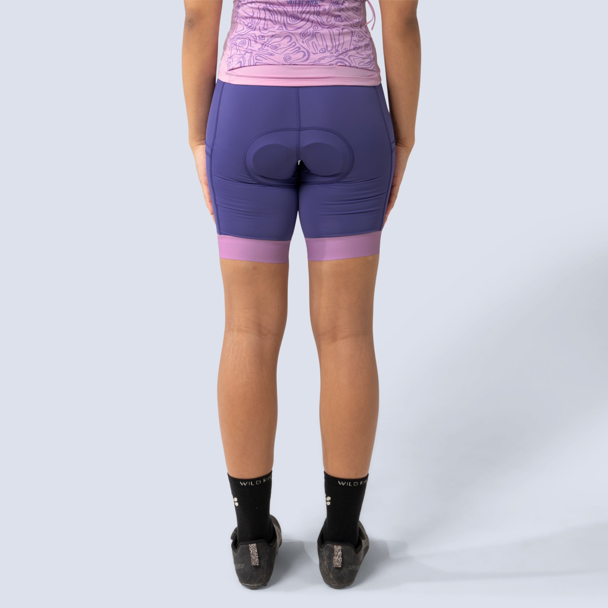 [Iris Blocked] Alyssa Chammy bike shorts in iris blocked color, on model back crop view