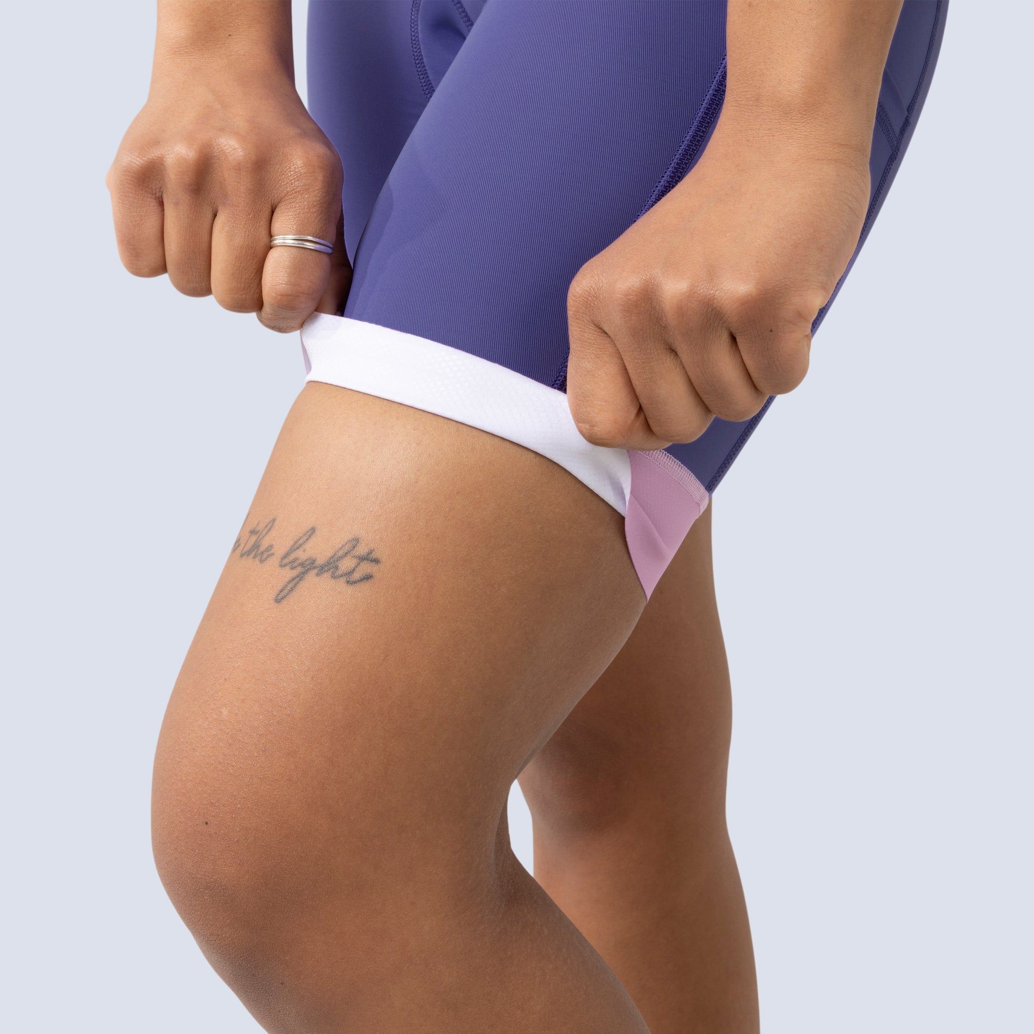 [Iris Blocked] Alyssa Chammy bike shorts in iris blocked color, leg hem grip detail