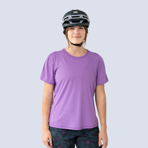 [Amethyst] Sloane tee amethyst on model front crop view
