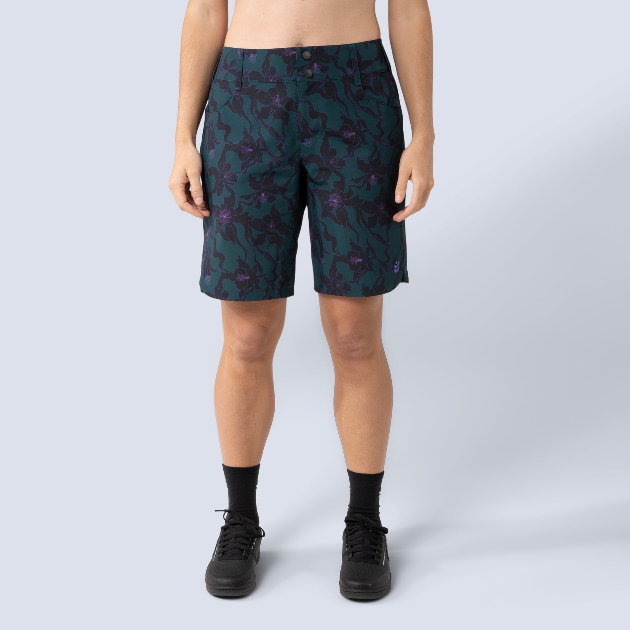 [Spruce Aquila Bloom] Riley 10" bike short, spruce aquila bloom on model front crop view