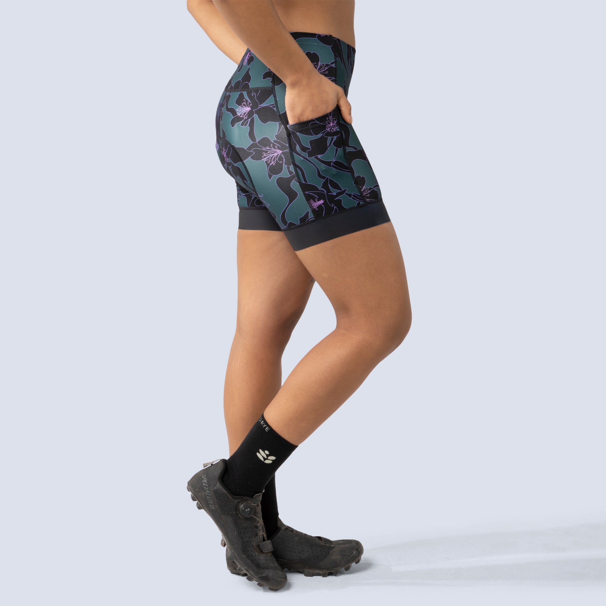 [Spruce Aquila Bloom] Eleanor Chammy in green with black floral print, on model side crop view