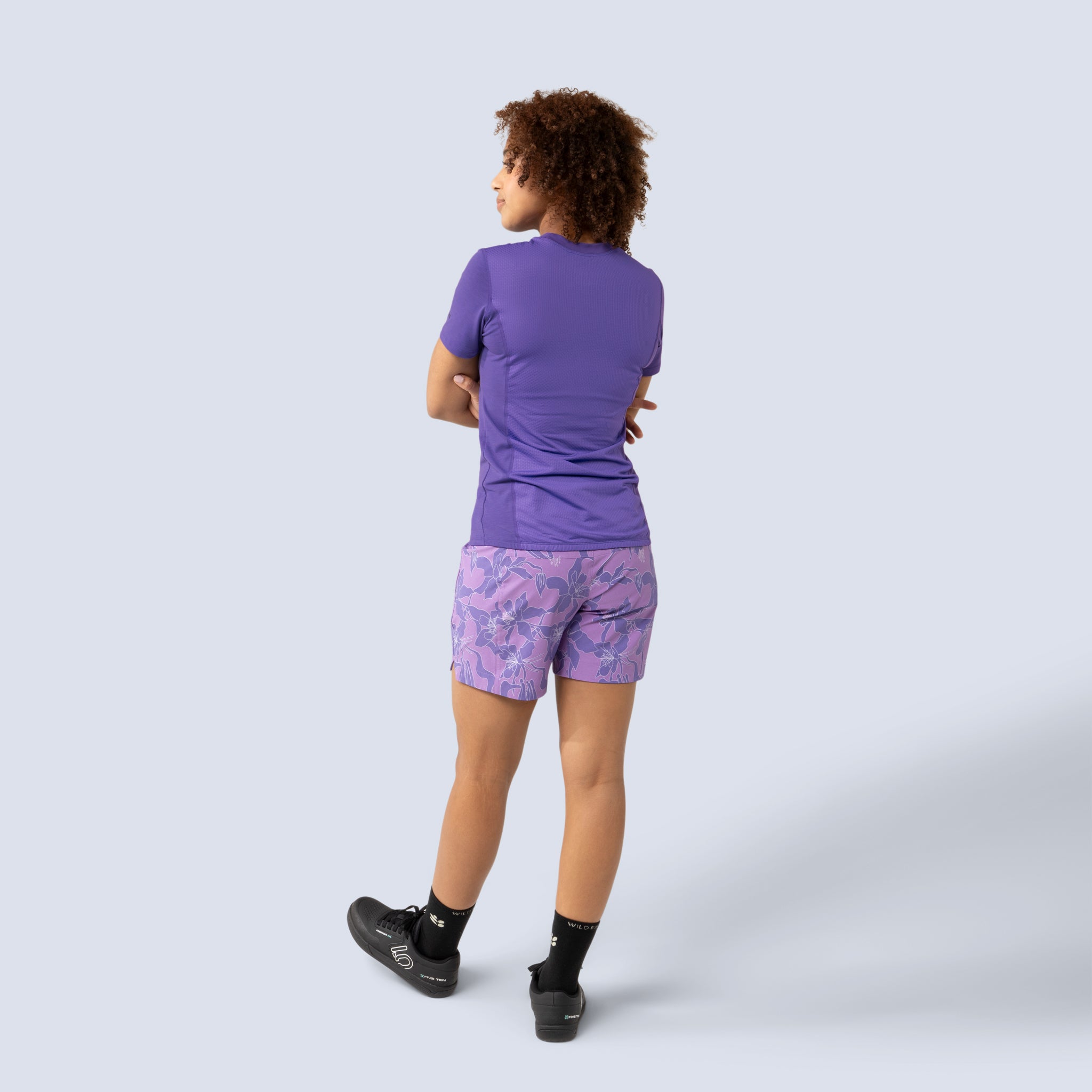 [Amethyst Aquila Bloom] Freda 7" Bike Short in amethyst floral, on model back full body view