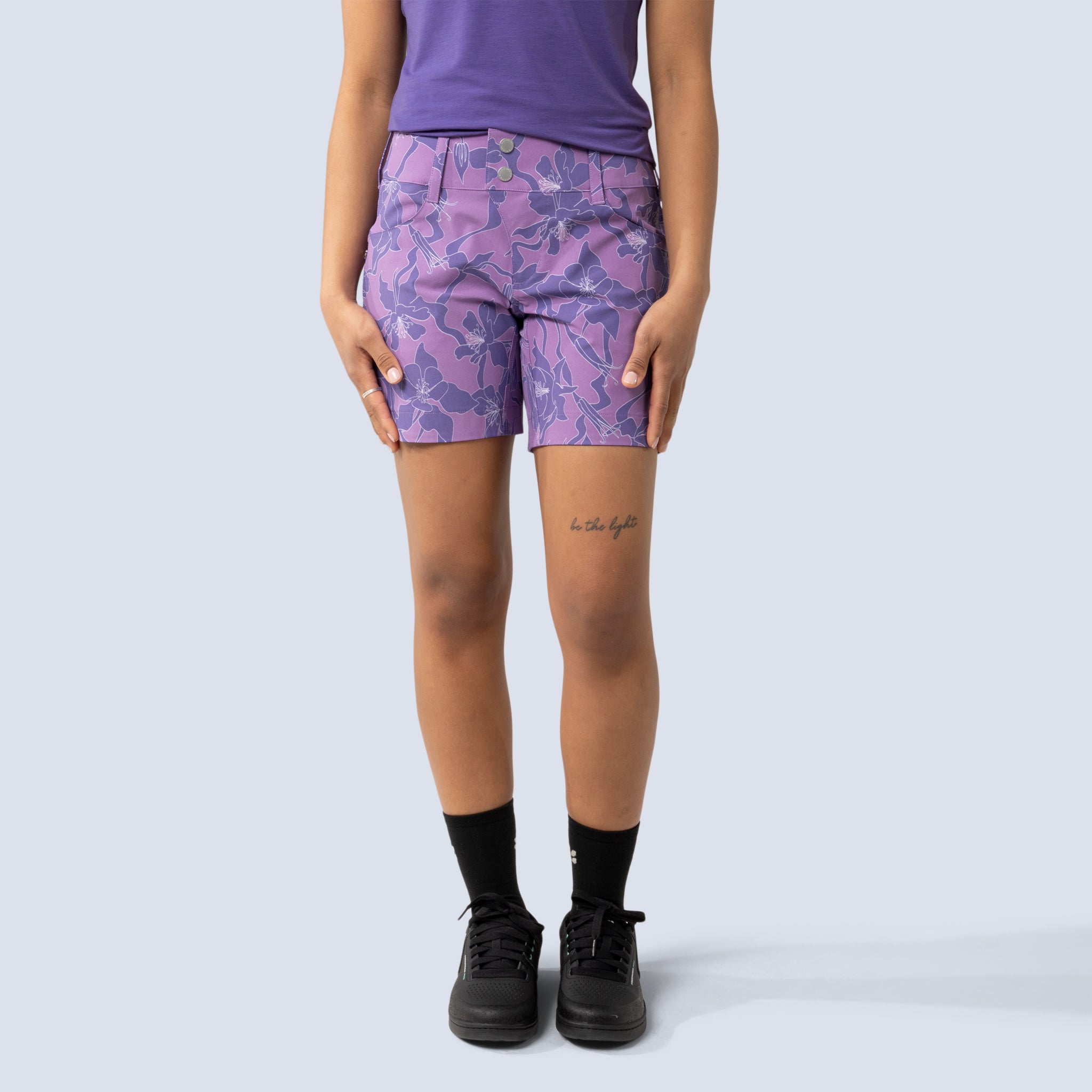 [Amethyst Aquila Bloom] Freda 7" Bike Short in amethyst floral, on model front crop view