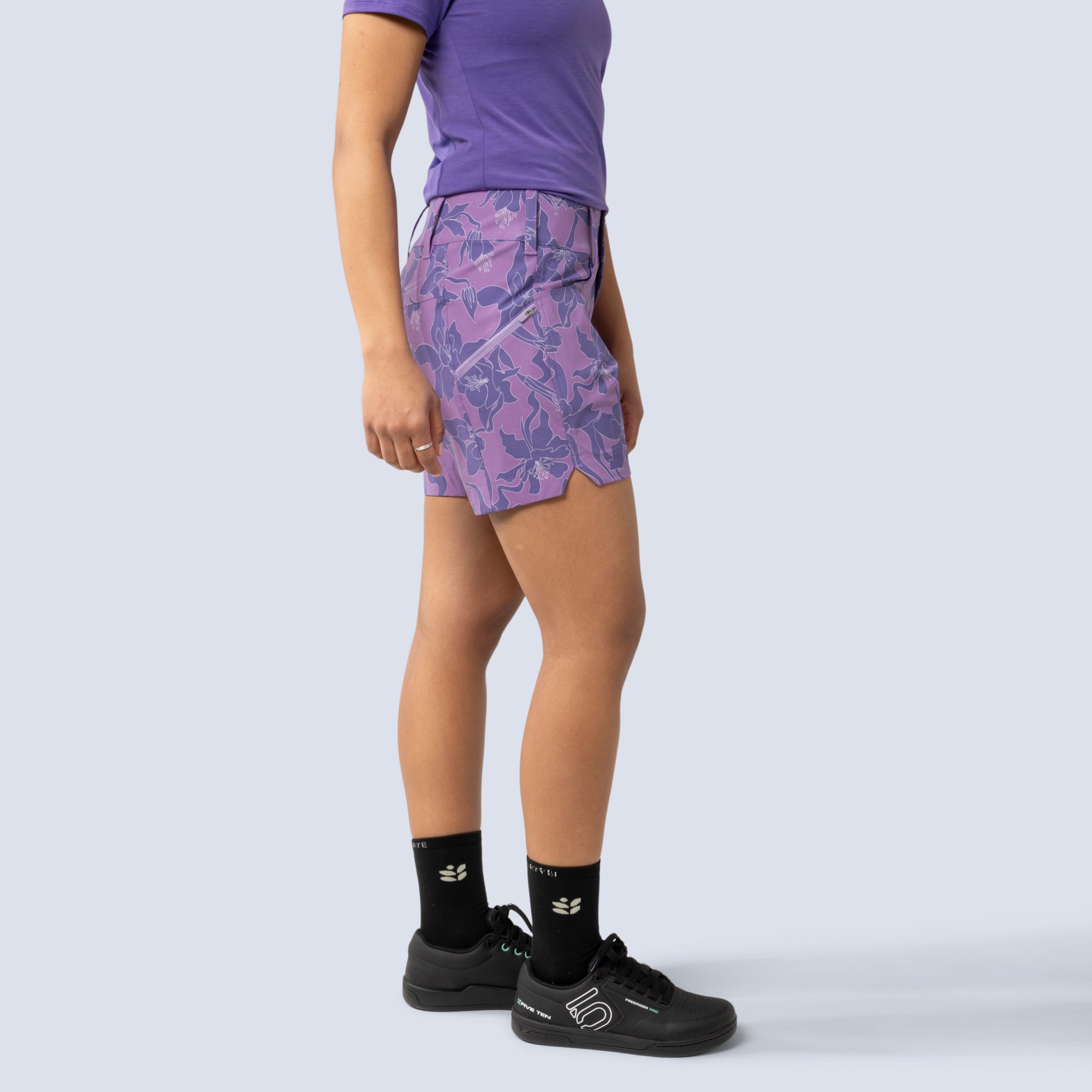 [Amethyst Aquila Bloom] Freda 7" Bike Short in amethyst floral, on model side crop view