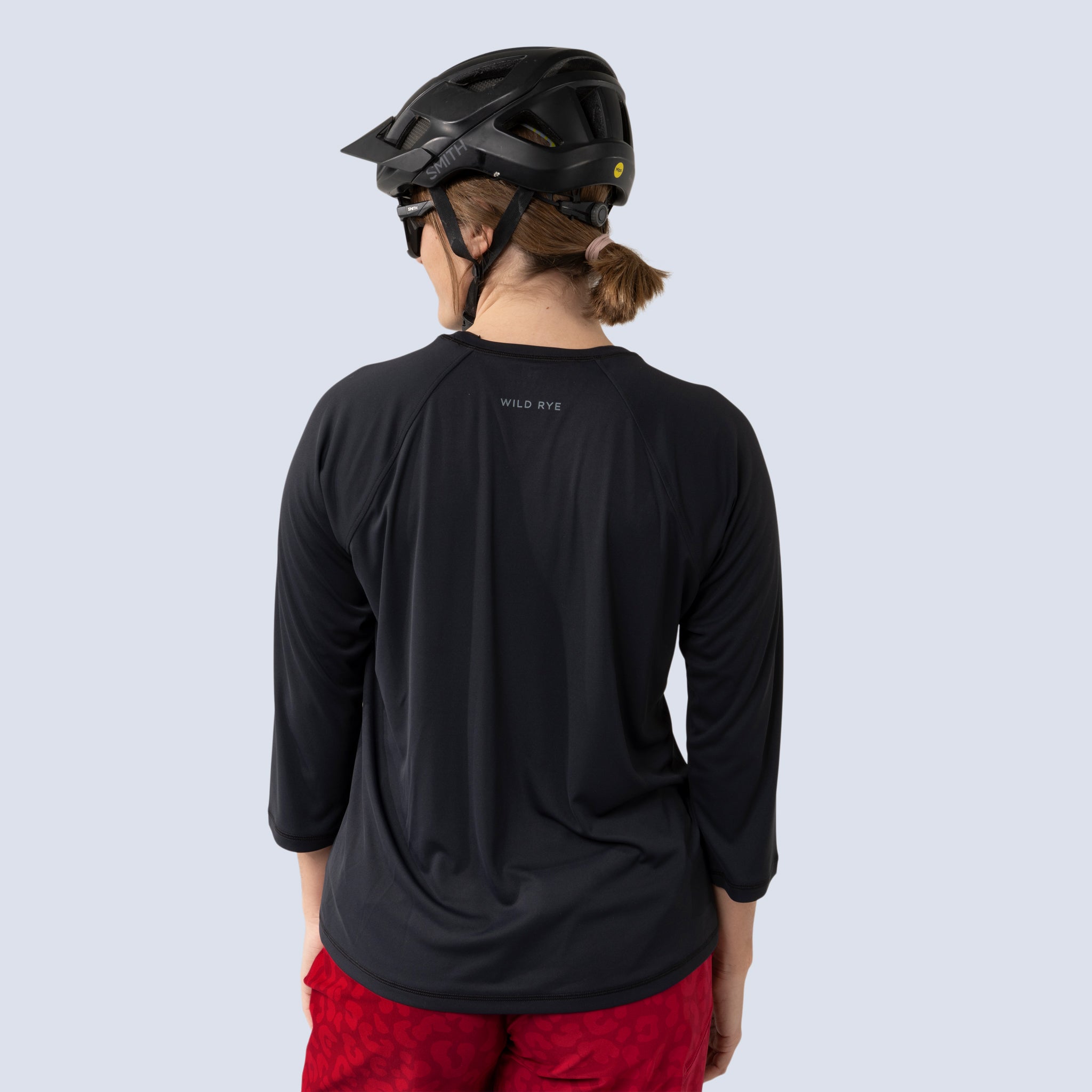 [Black] Sloane 3/4 MTB Jersey Black on model back crop view