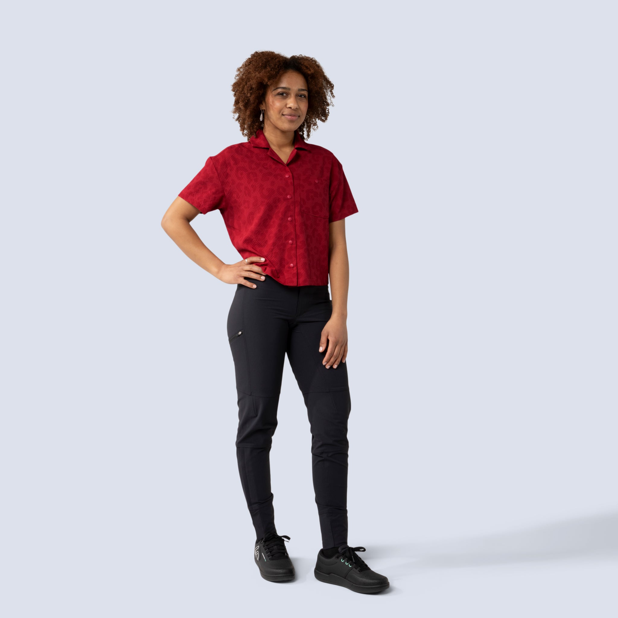 [Garnet Meow] Lil Party shirt Garnet Meow on model front full body view