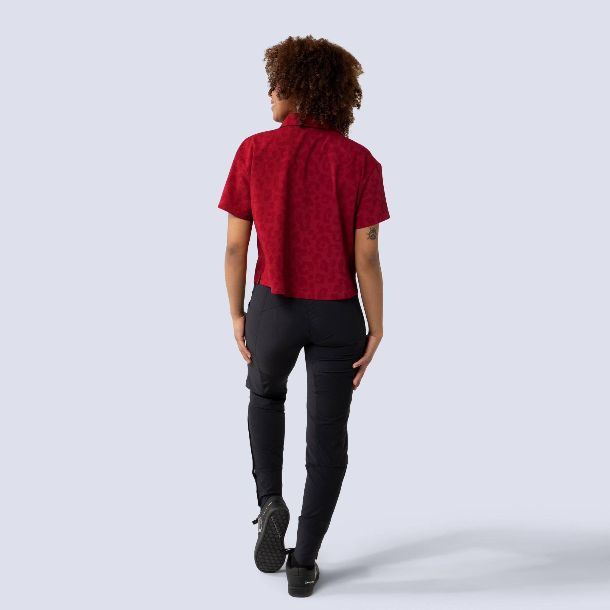 [Garnet Meow] Lil Party shirt Garnet Meow on model back full body view
