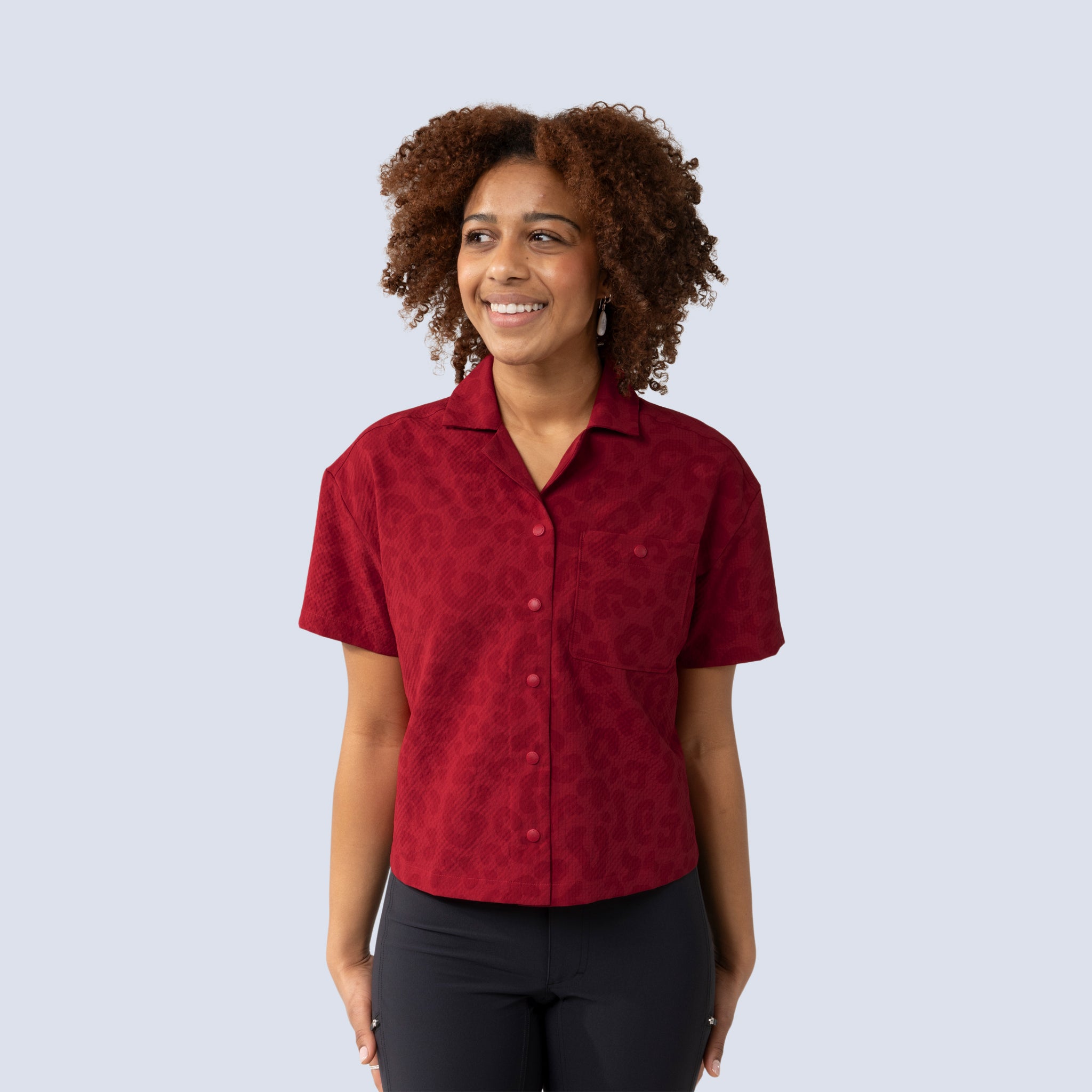 [Garnet Meow] Lil Party shirt Garnet Meow on model front crop view