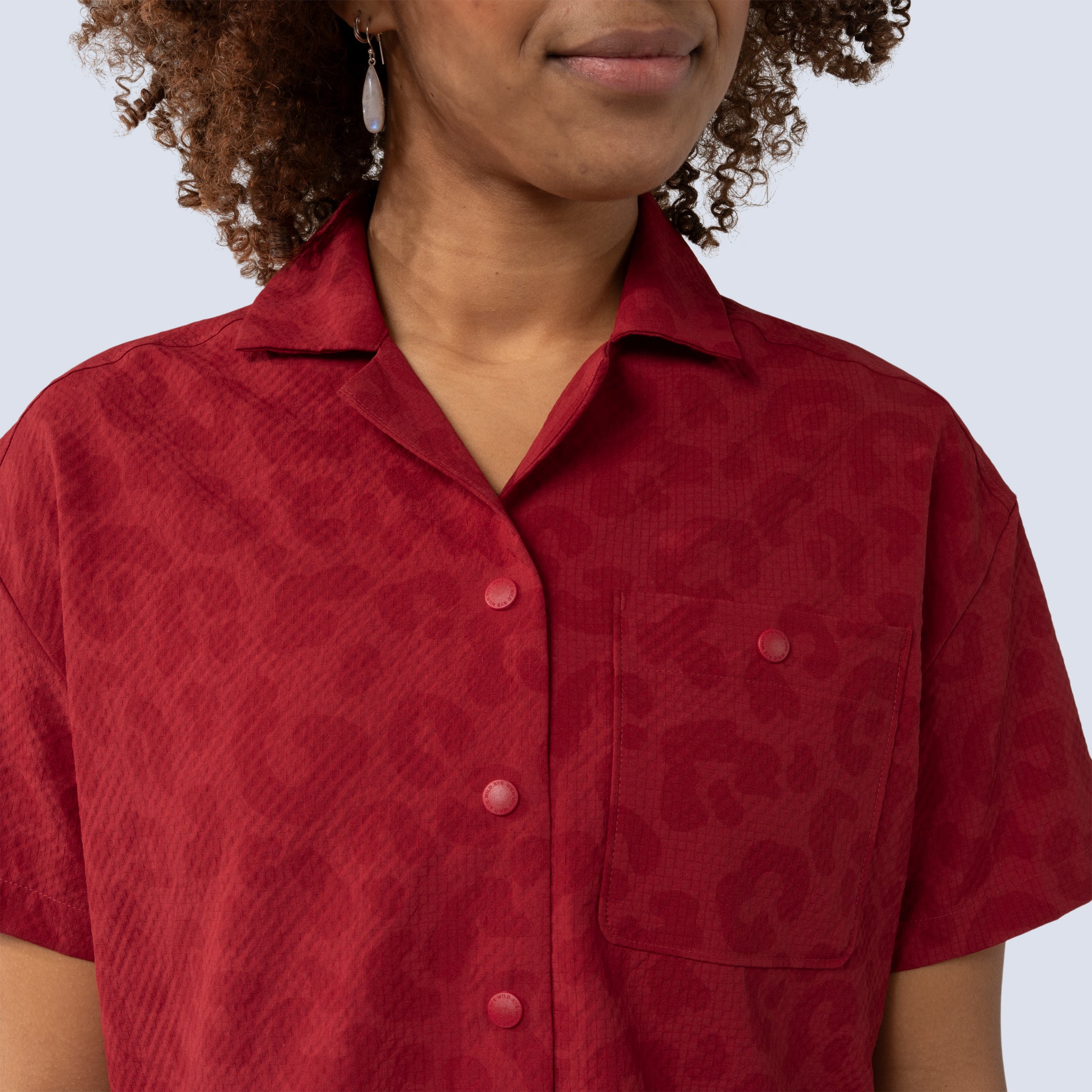 [Garnet Meow] Lil Party shirt Garnet Meow button and fabric detail